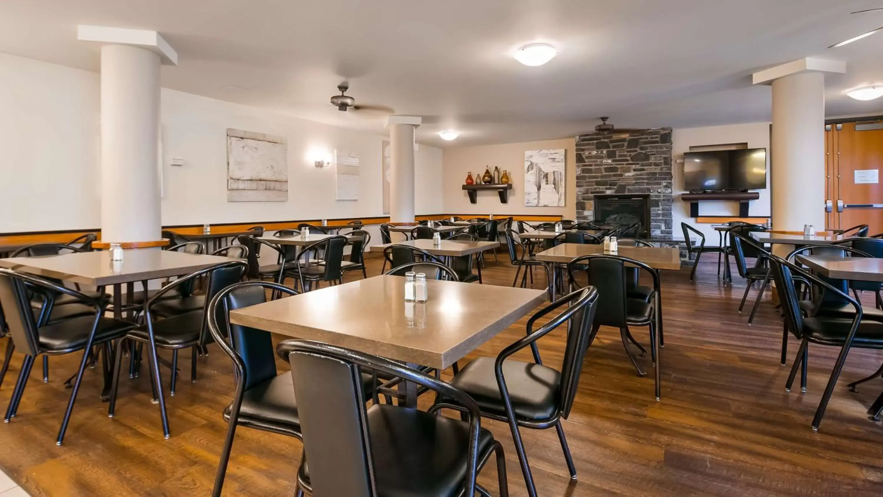 Restaurant/places to eat in Pocaterra Inn & Waterslide Restaurant/places to eat in Pocaterra Inn & Waterslide