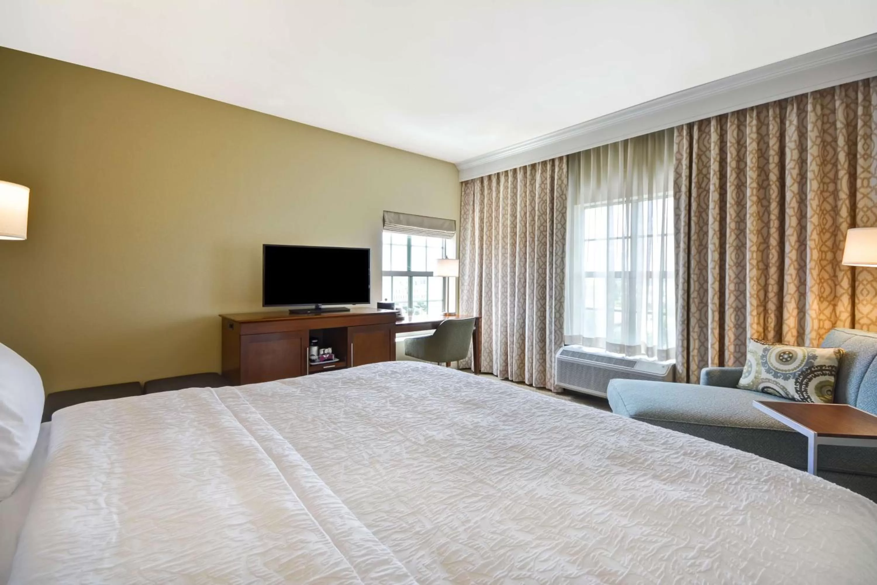 Bedroom, Bed in Hampton Inn & Suites Charleston Airport