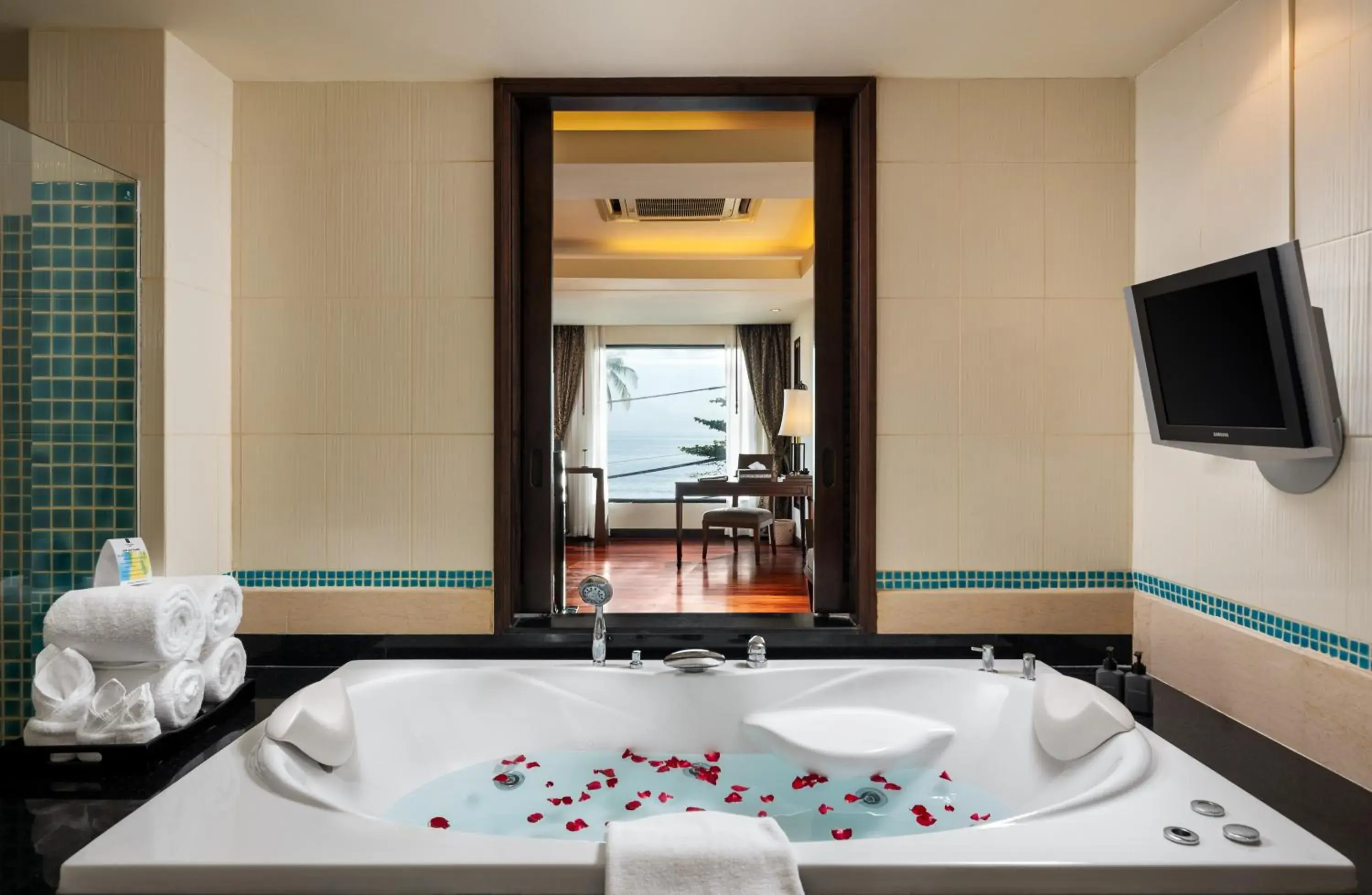 Hot Tub, Bed in Patong Paragon Resort & Spa SHA Extra Plus Hot Tub, Bed in Patong Paragon Resort & Spa SHA Extra Plus