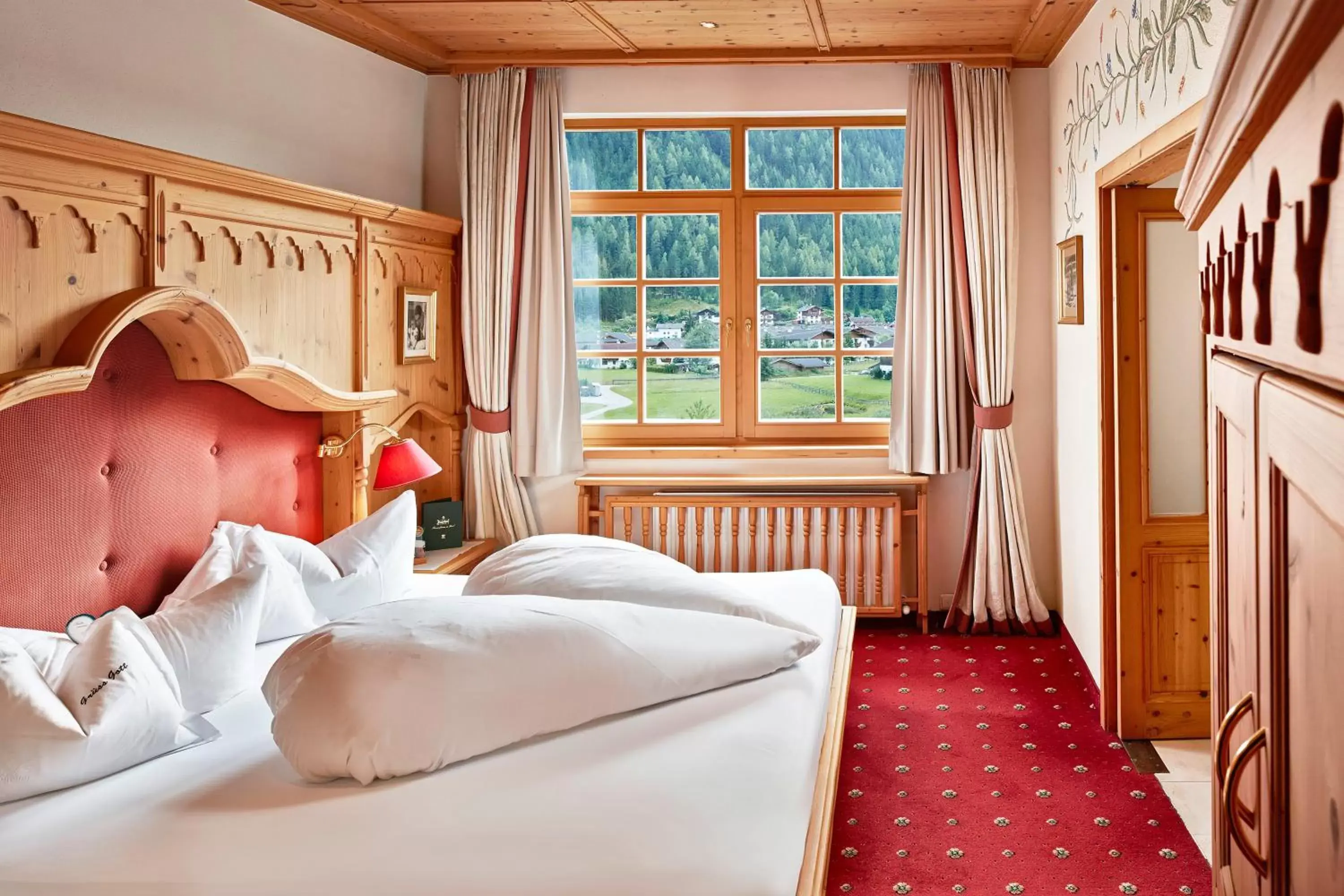 Photo of the whole room, Bed in Relais&Châteaux Spa-Hotel Jagdhof