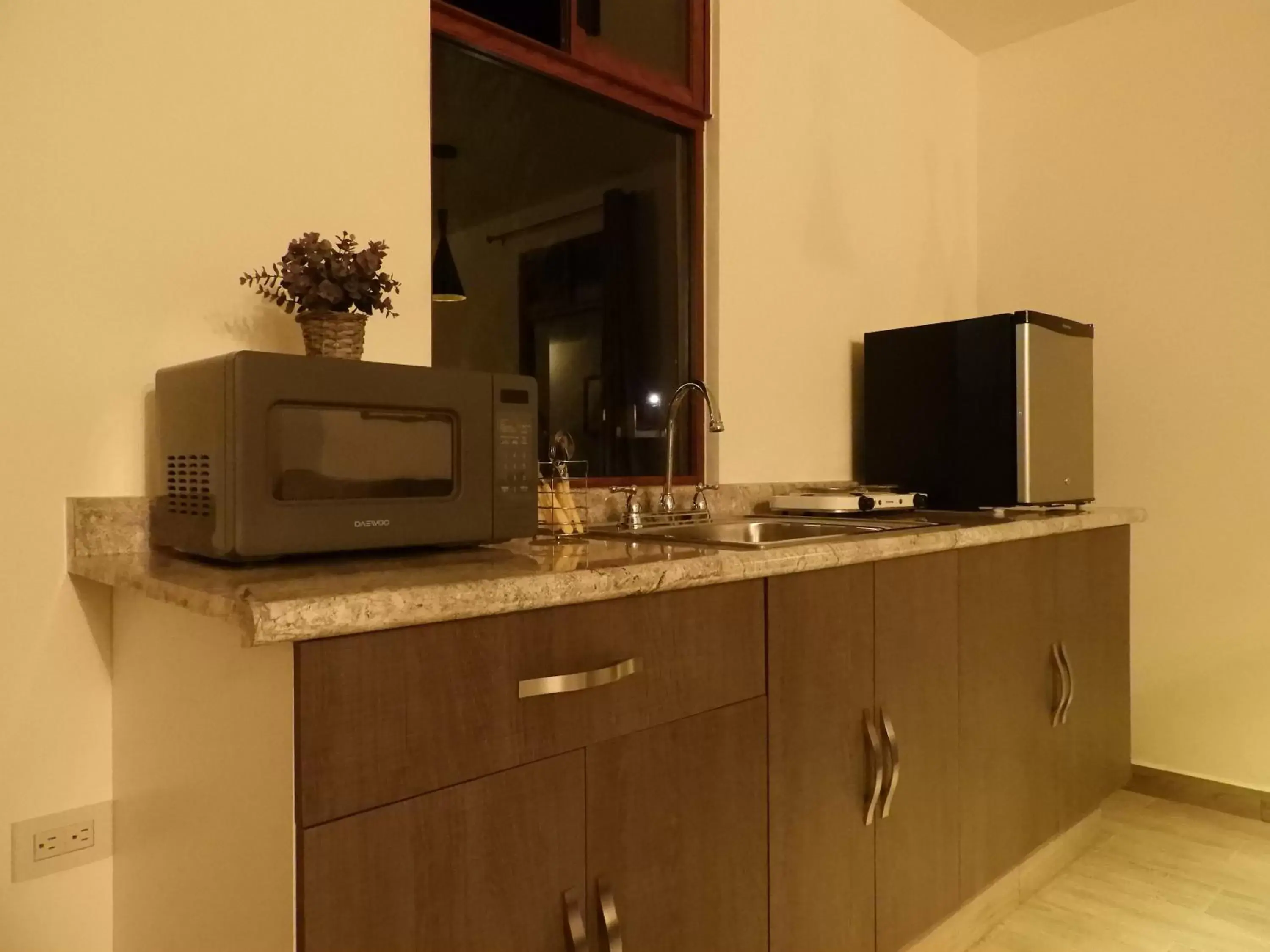 Kitchen or kitchenette, TV/Entertainment Center in Casona San Cayetano Suites & Lofts by Lunian