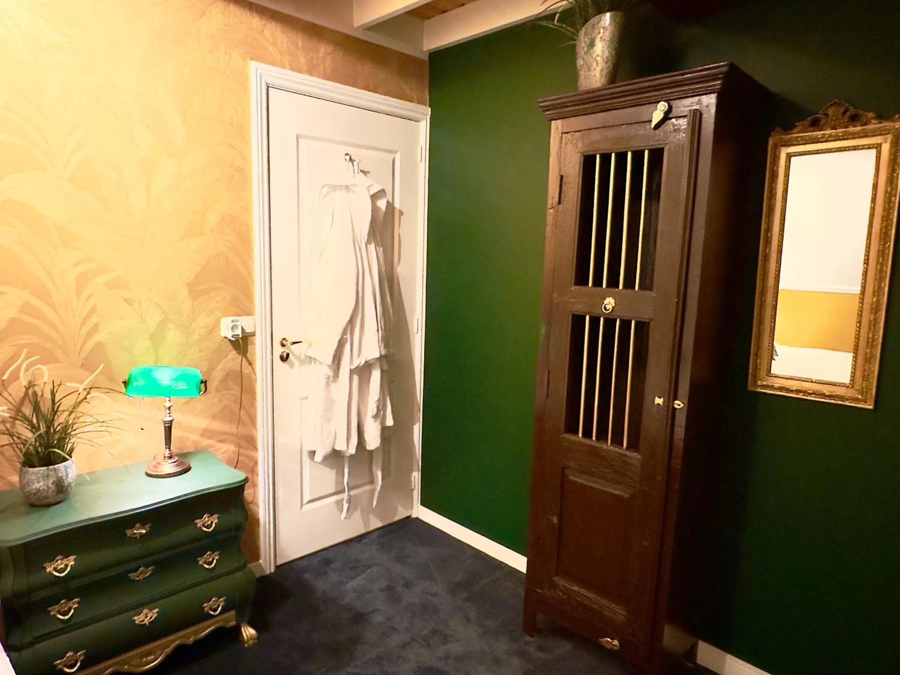 wardrobe, Bathroom in Villa Steenwyck Giethoorn
