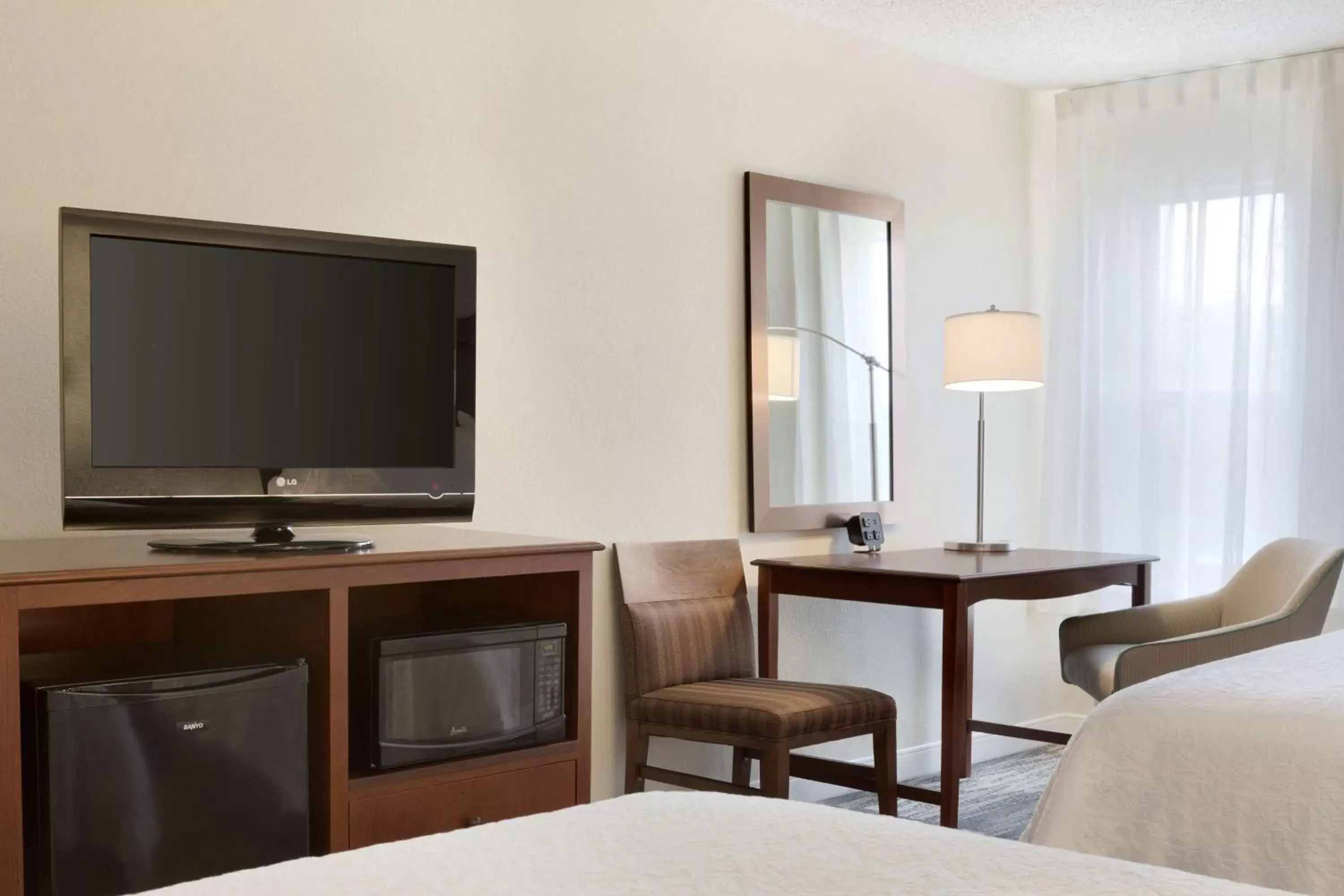 Bed, TV/Entertainment Center in Hampton Inn Fort Worth Southwest Cityview