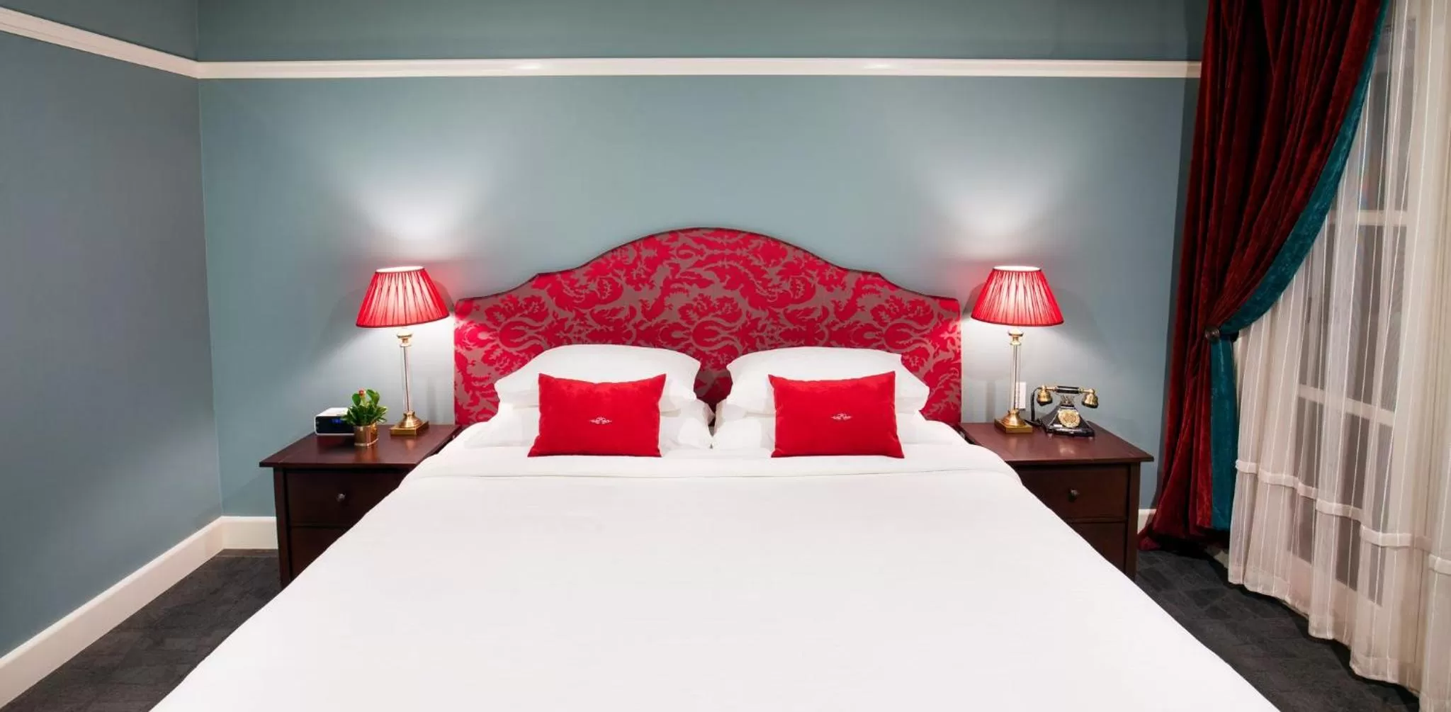 Photo of the whole room, Bed in Grand Pacific Hotel