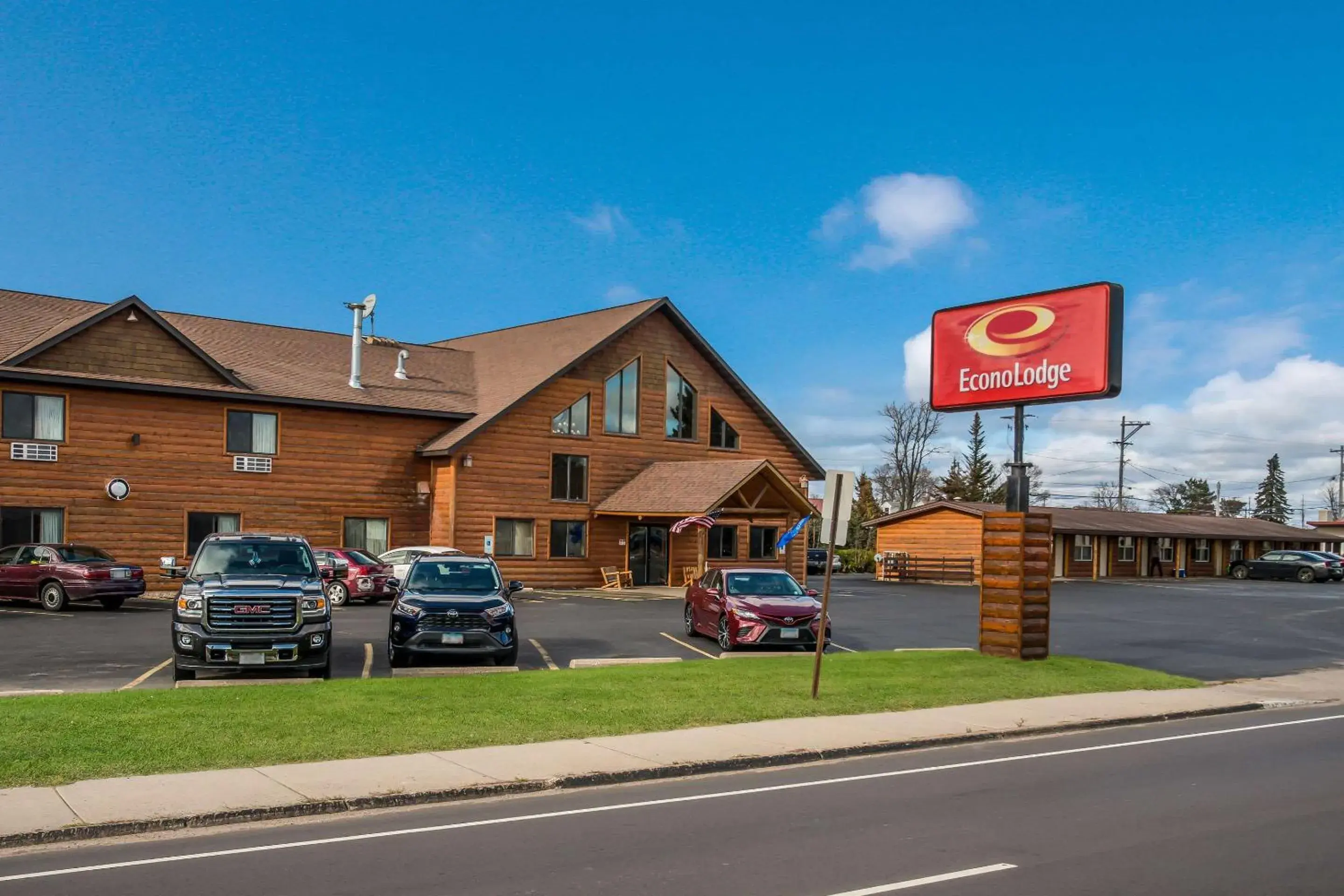 Property Building in EconoLodge by Choice Hotels - Rice Lake