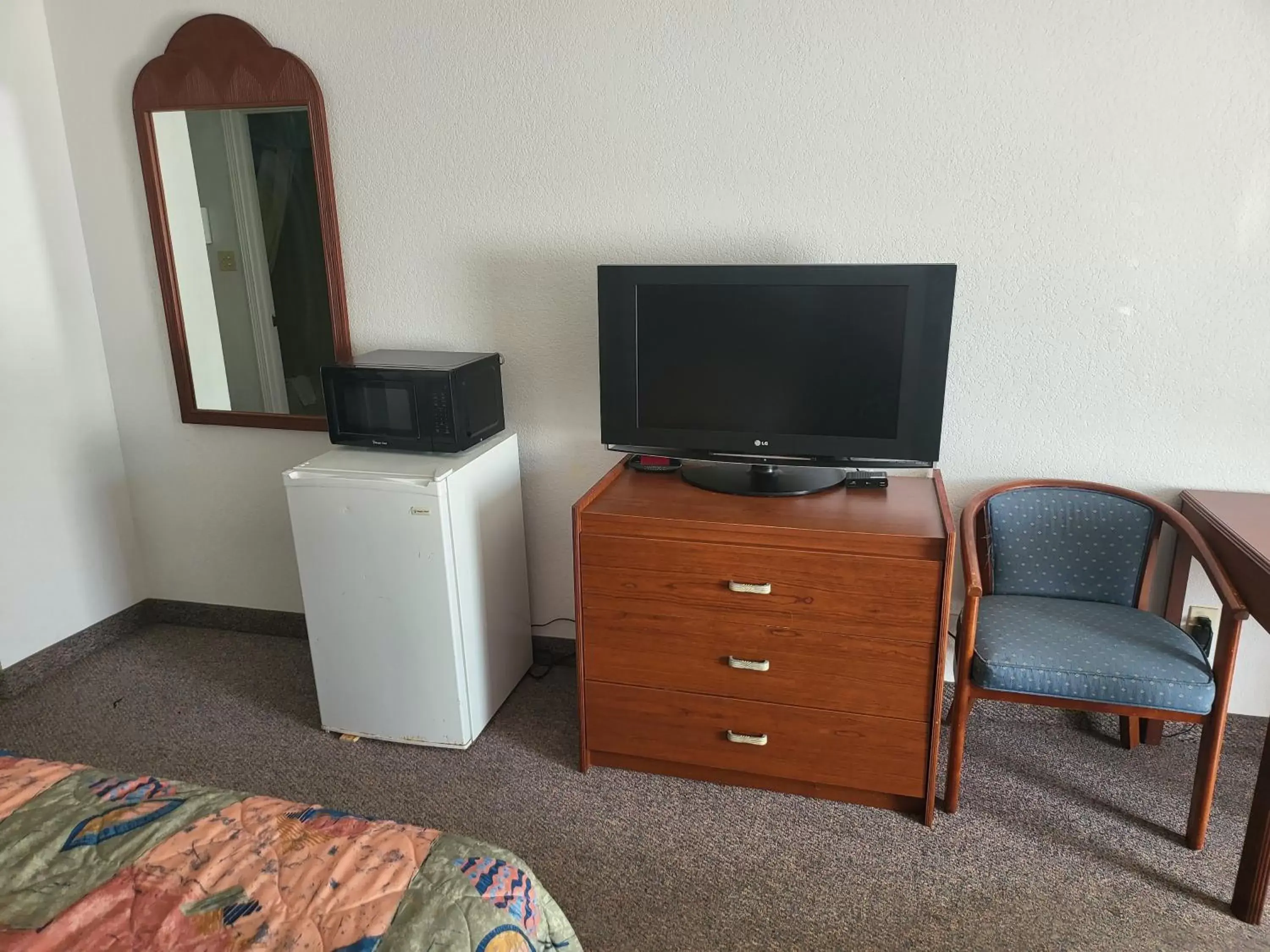 TV and multimedia, TV/Entertainment Center in Blue Ribbon Inn and Suites