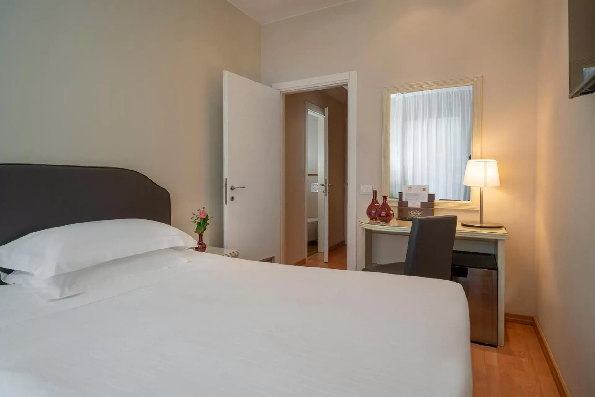 Bedroom, Bed in National Hotel