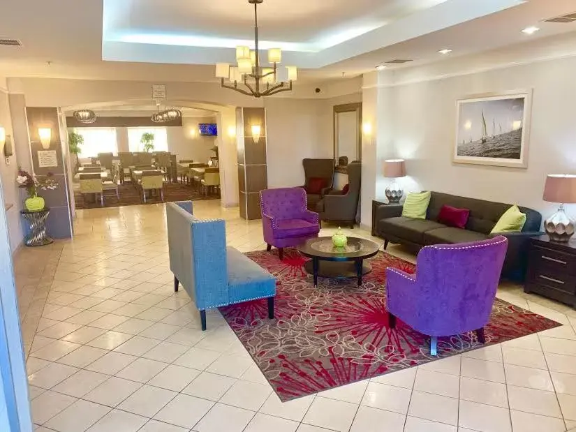 Seating Area in Kemah Edgewater Hotel