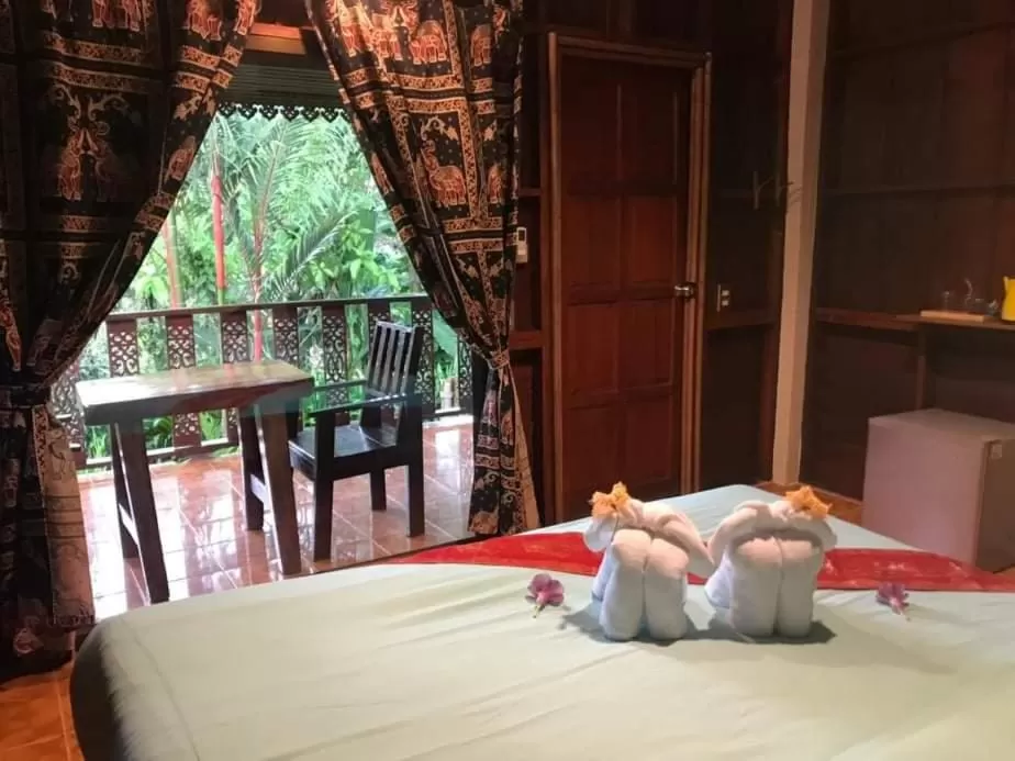 Bed in Khao Sok River & Jungle Resort