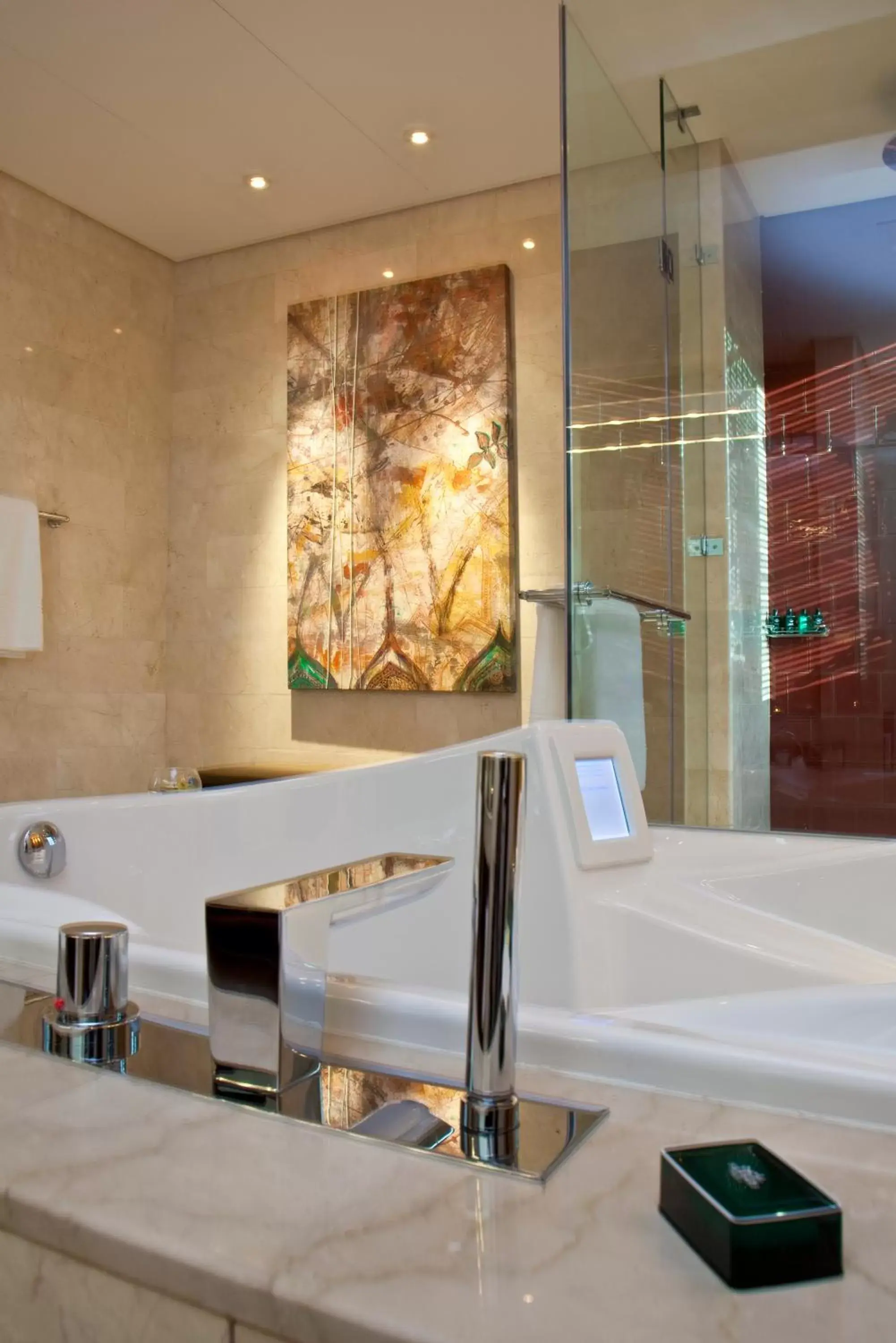 Hot Tub, Bathroom in Grand Millennium Al Wahda Hotel and Executive Apartments Abu Dhabi