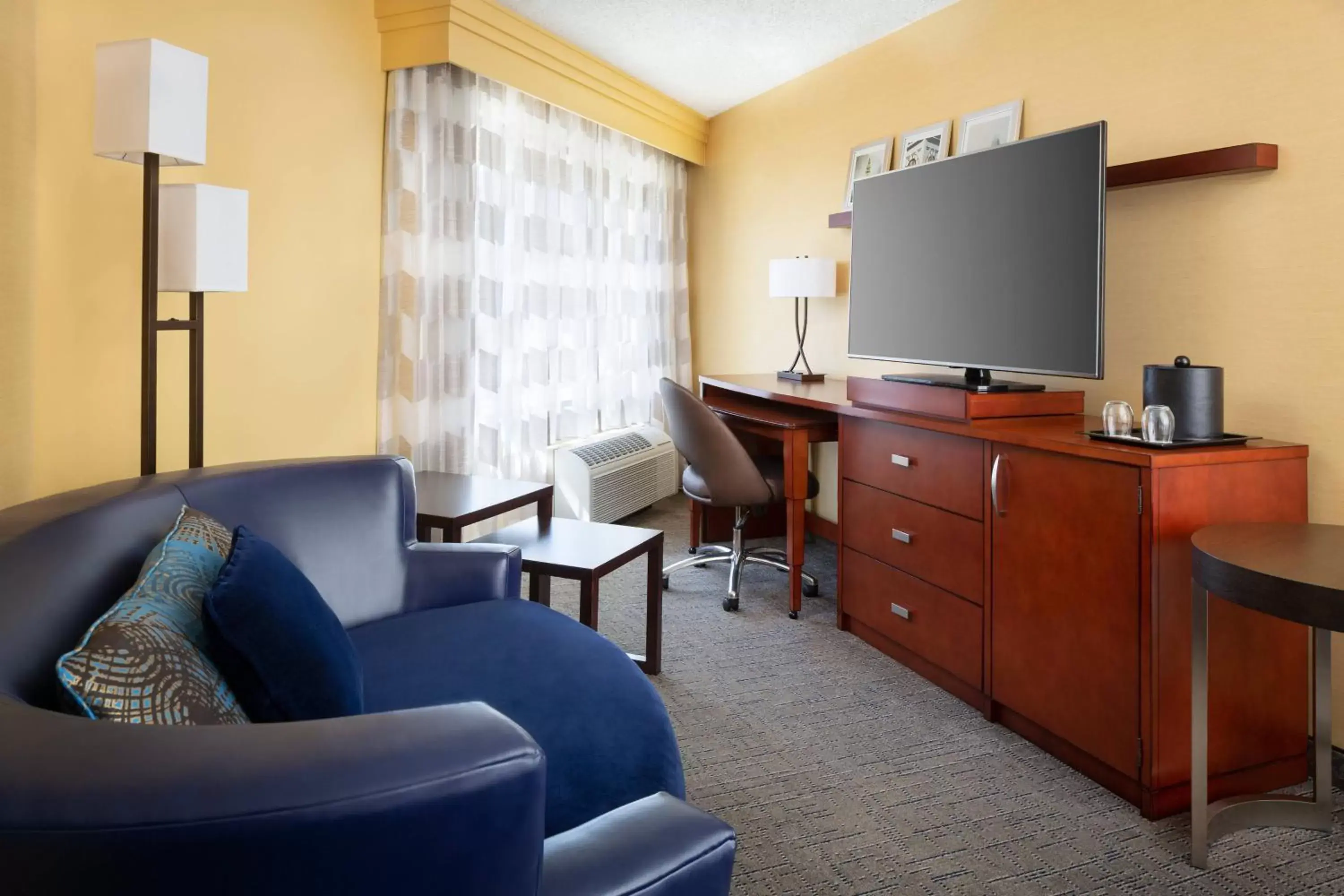 Photo of the whole room, TV/Entertainment Center in Courtyard by Marriott Fishermans Wharf