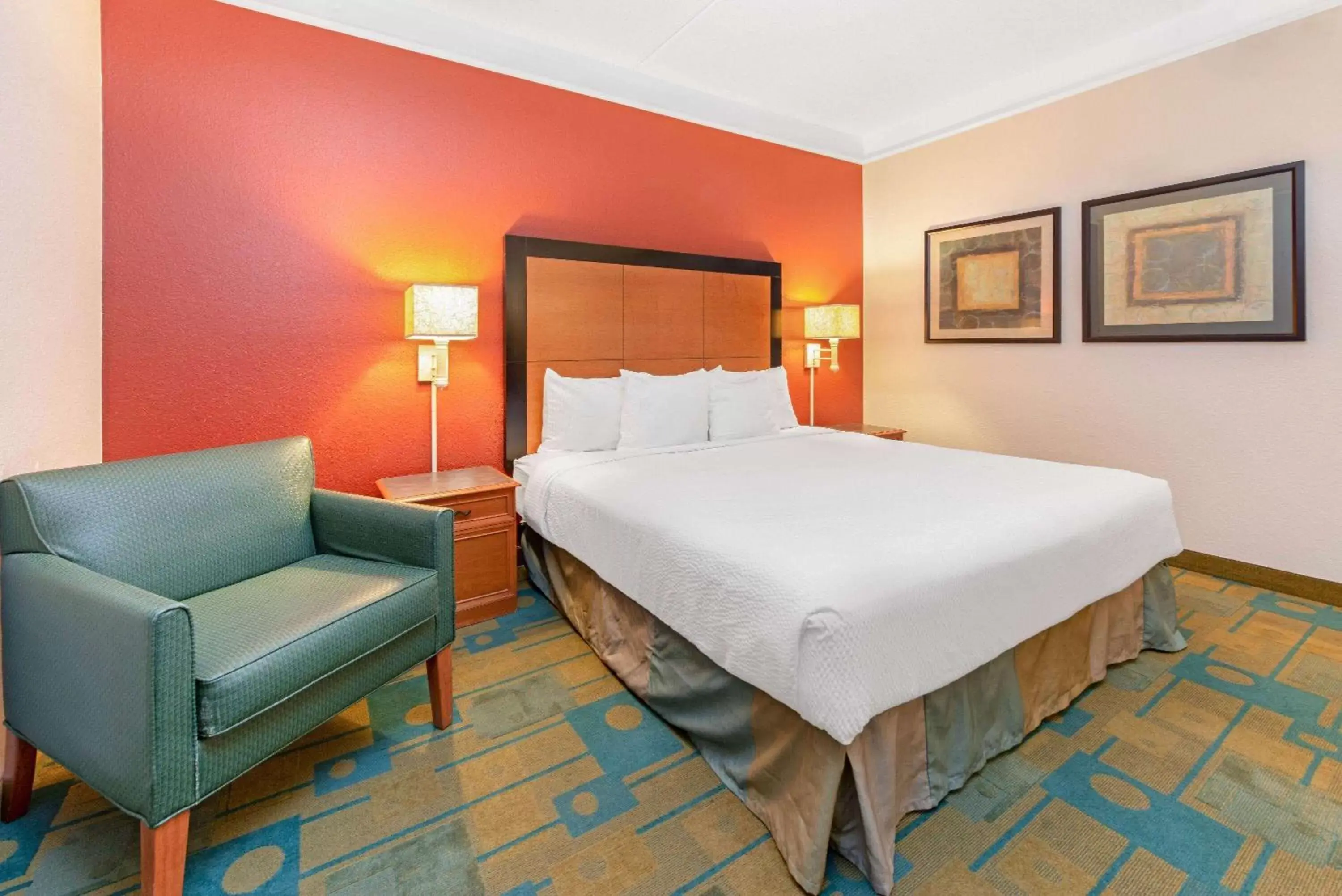 Photo of the whole room, Bed in La Quinta by Wyndham USF (Near Busch Gardens)