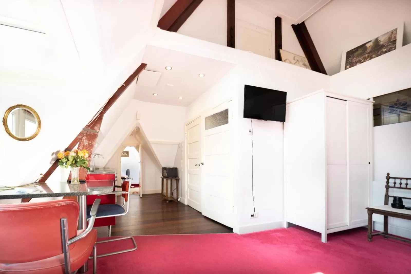 Kitchen or kitchenette, TV/Entertainment Center in Xaviera's Bed and Breakfast