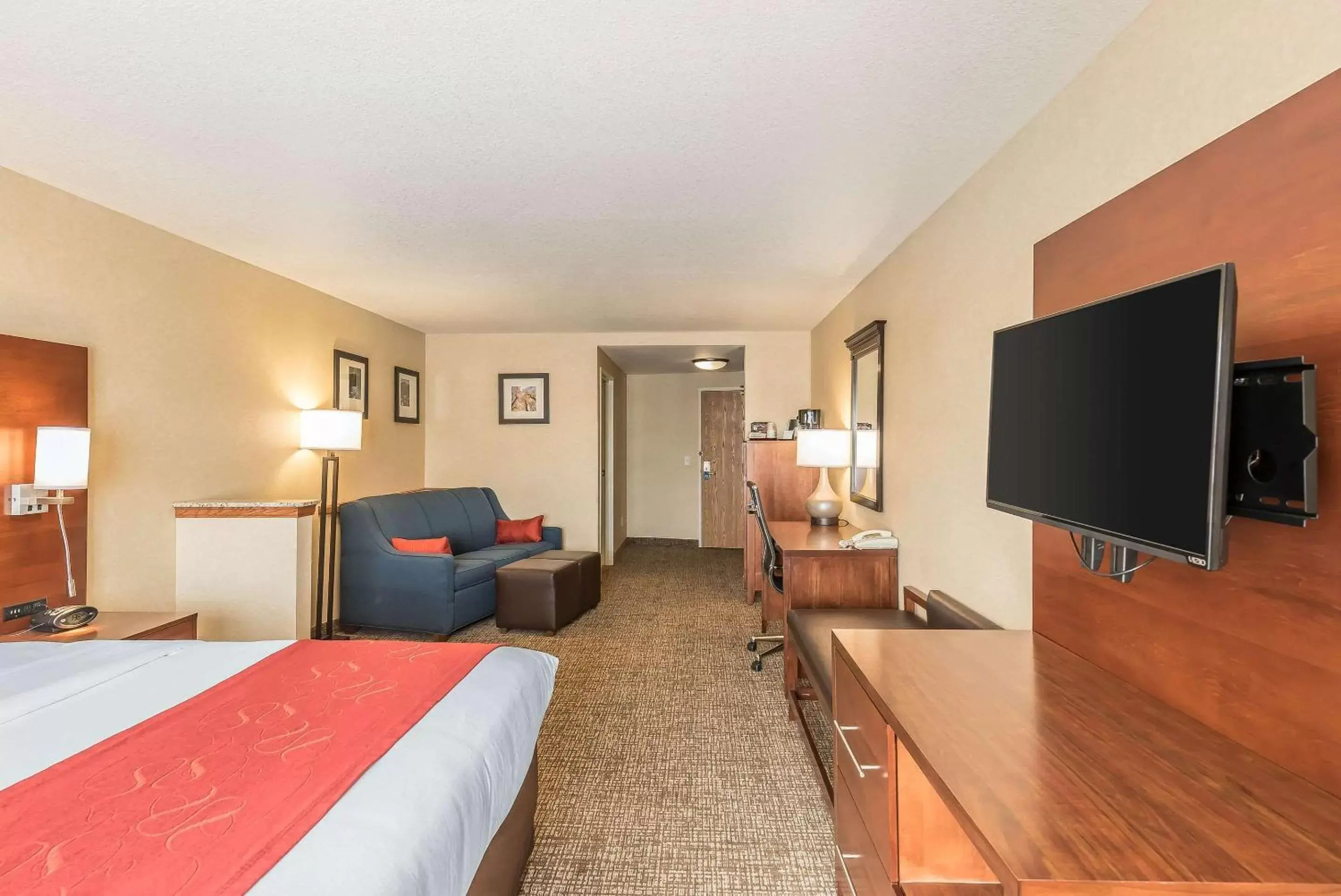 Bedroom, TV/Entertainment Center in Comfort Suites Longmont