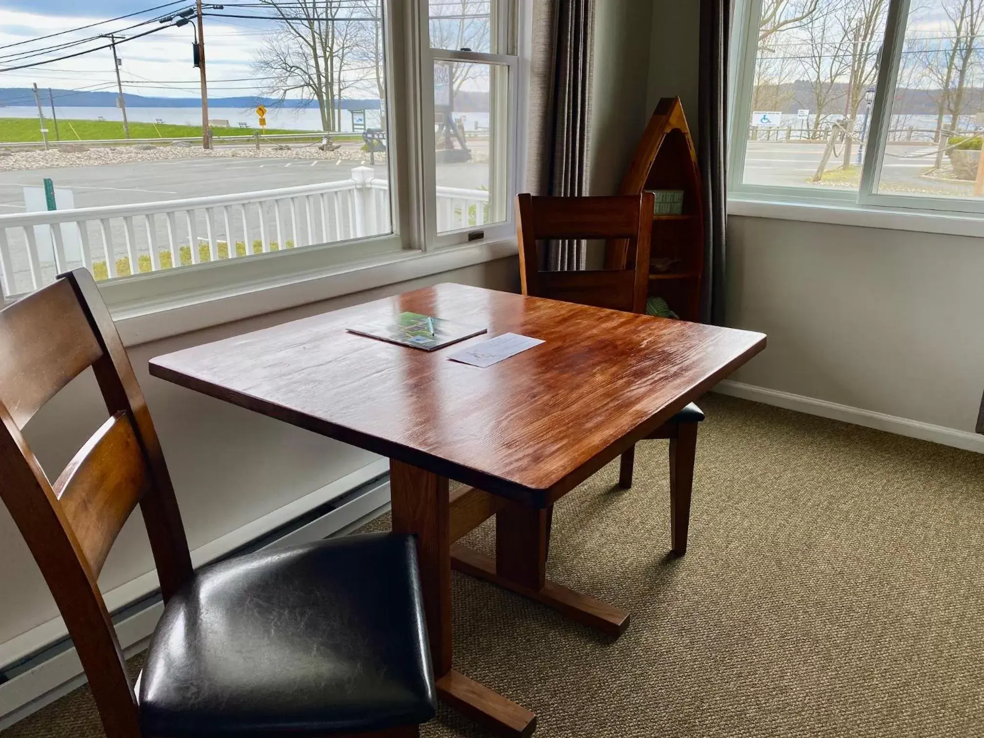 Dining area in East Shore Lodging