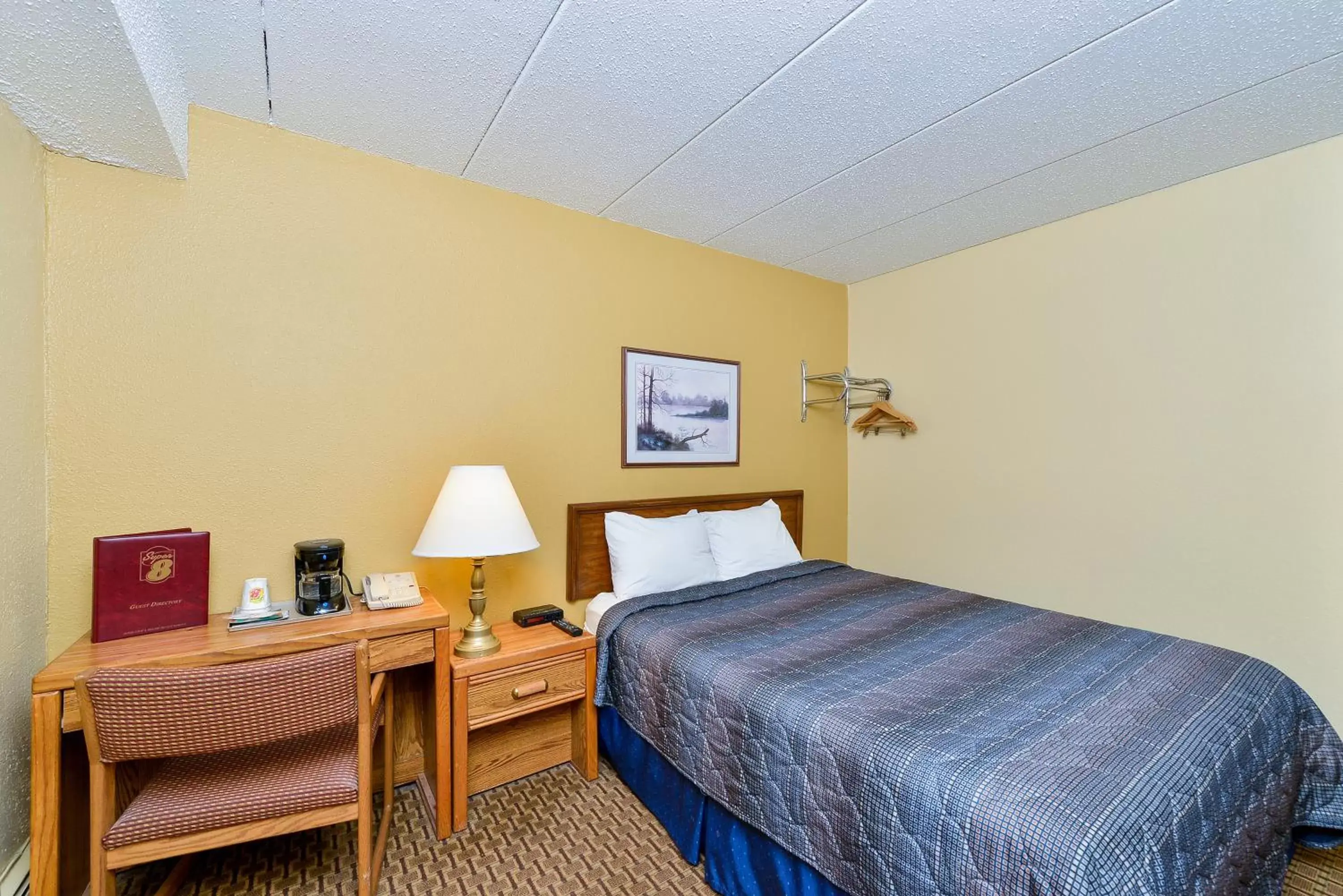 Photo of the whole room, Bed in Super 8 by Wyndham Owatonna