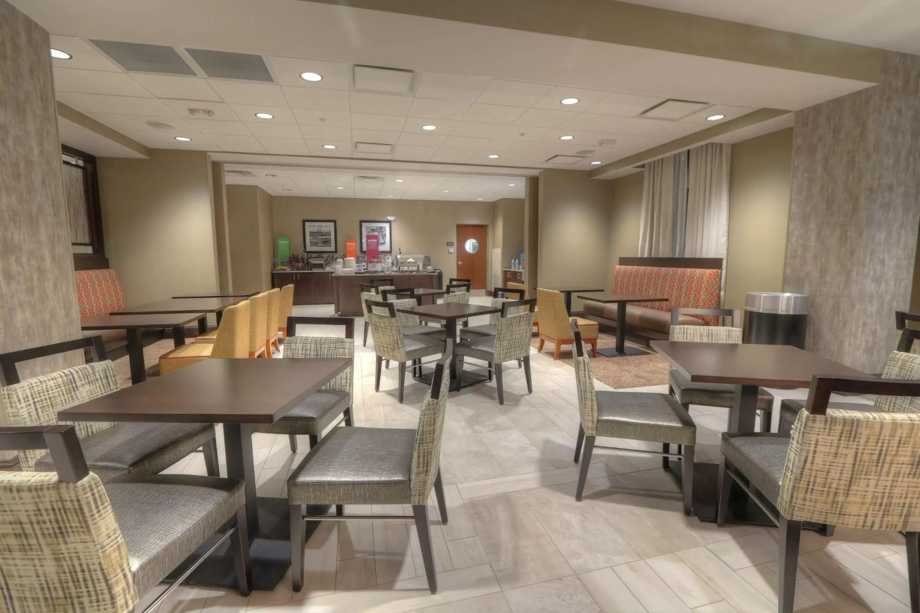 Dining area, Restaurant/Places to Eat in Hampton Inn Gatlinburg Historic Nature Trail, Tn