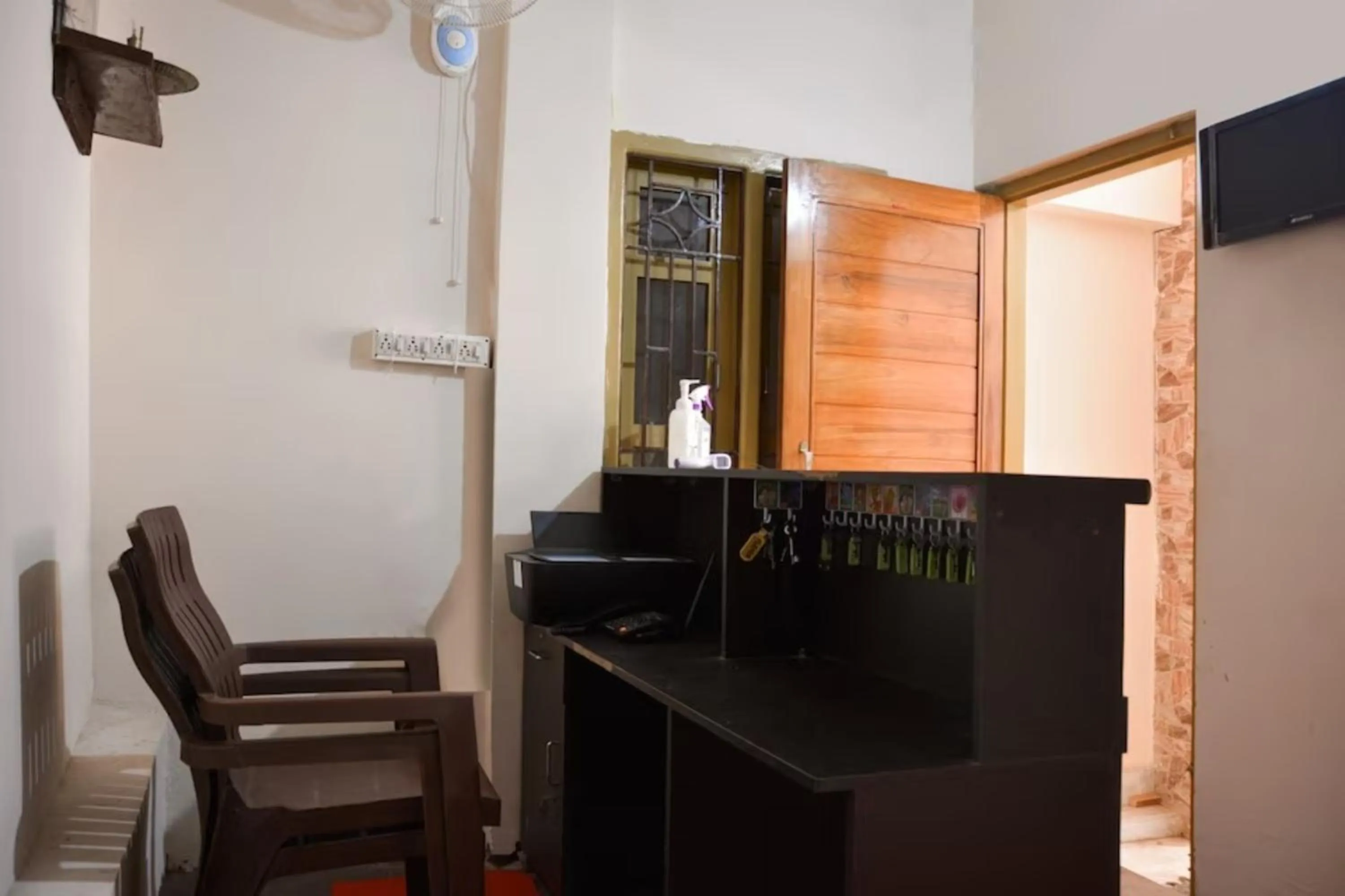 Seating area, TV/Entertainment Center in Goroomgo Caroline Homestay Bhubaneswar