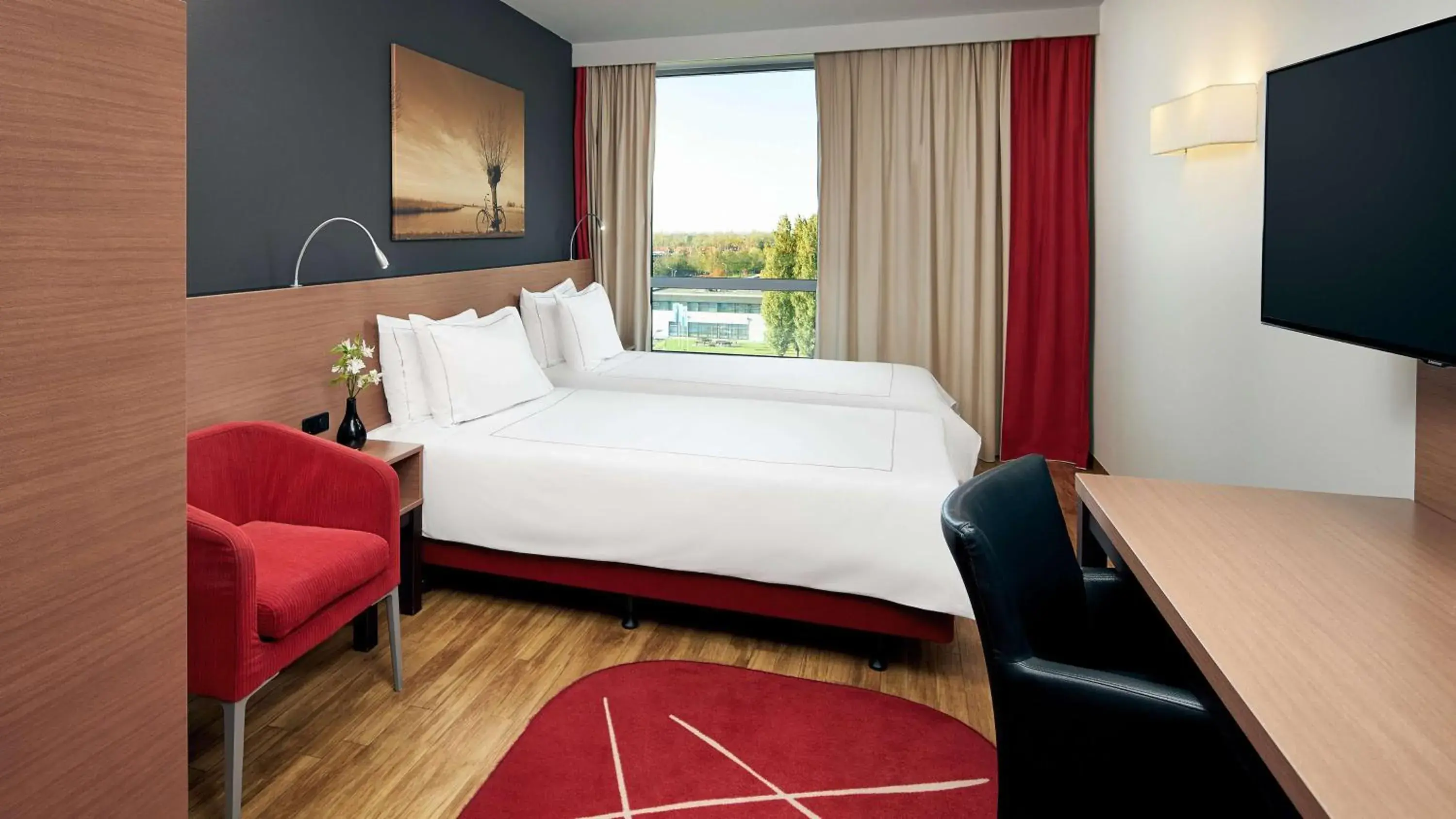 Photo of the whole room, Bed in Park Plaza Amsterdam Airport