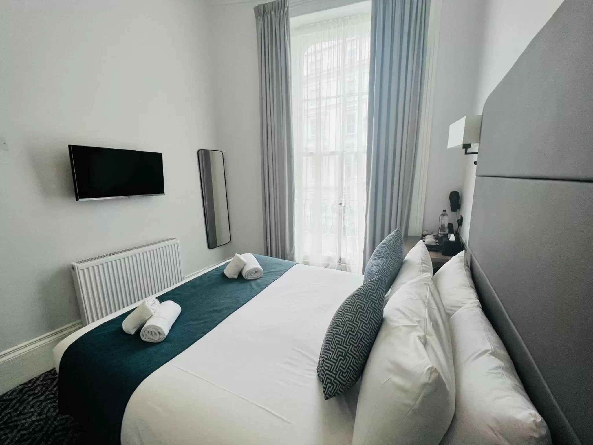 TV and multimedia, Bed in The J Hyde Park - A Park Avenue Hotel