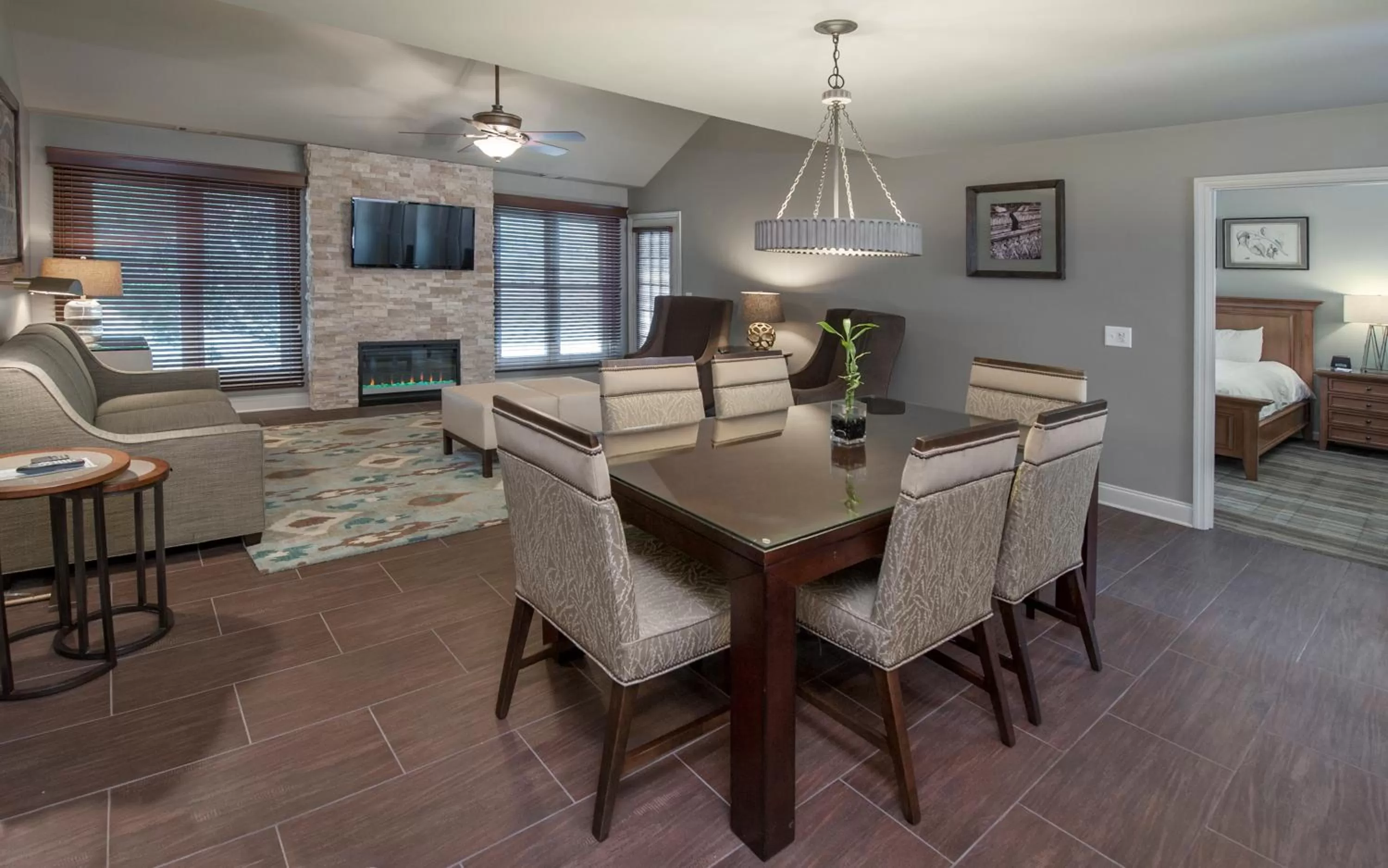 Dining area, Bed in Chateau Elan Winery