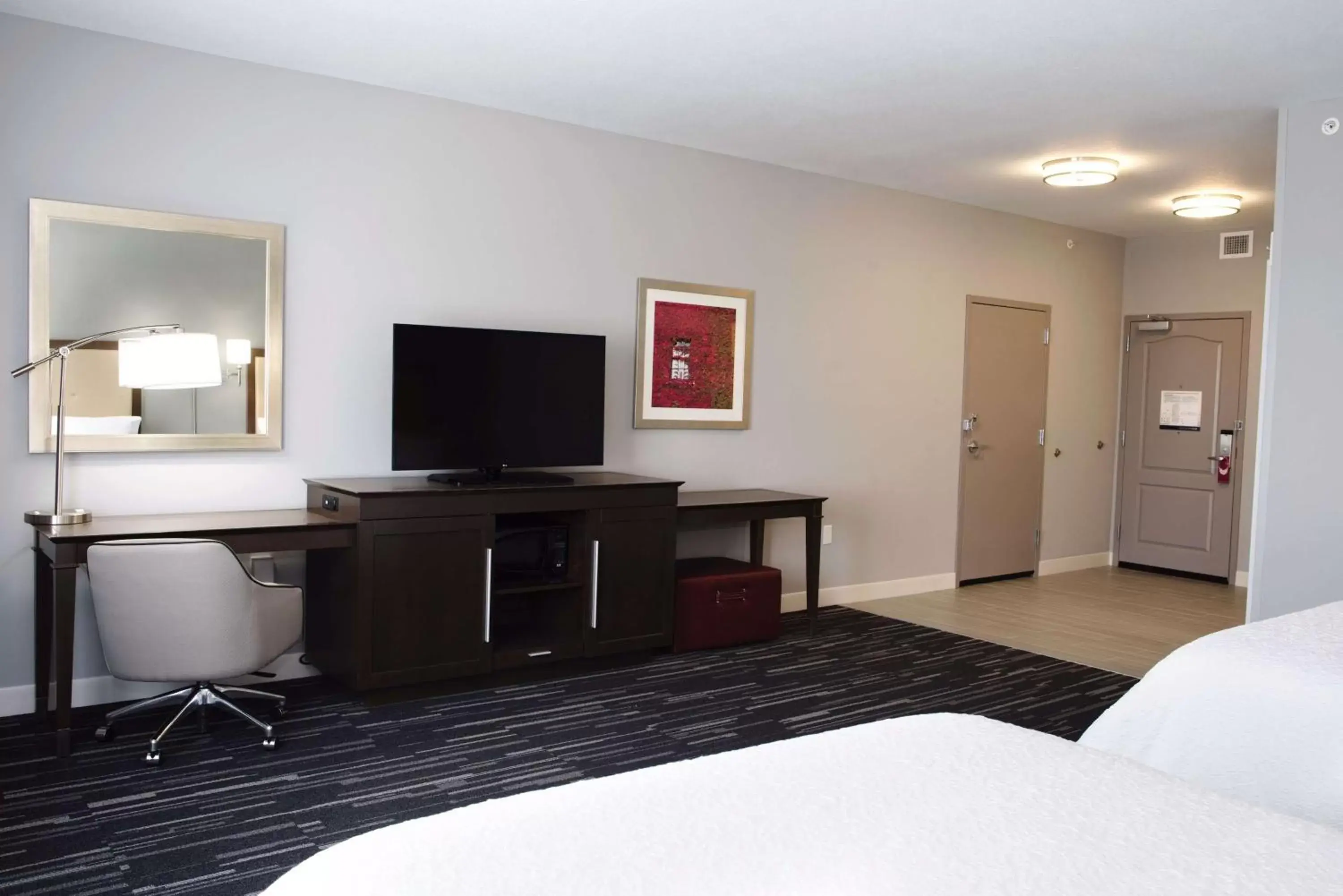 Bedroom, TV/Entertainment Center in Hampton Inn By Hilton - Suites Des Moines-Urbandale IA