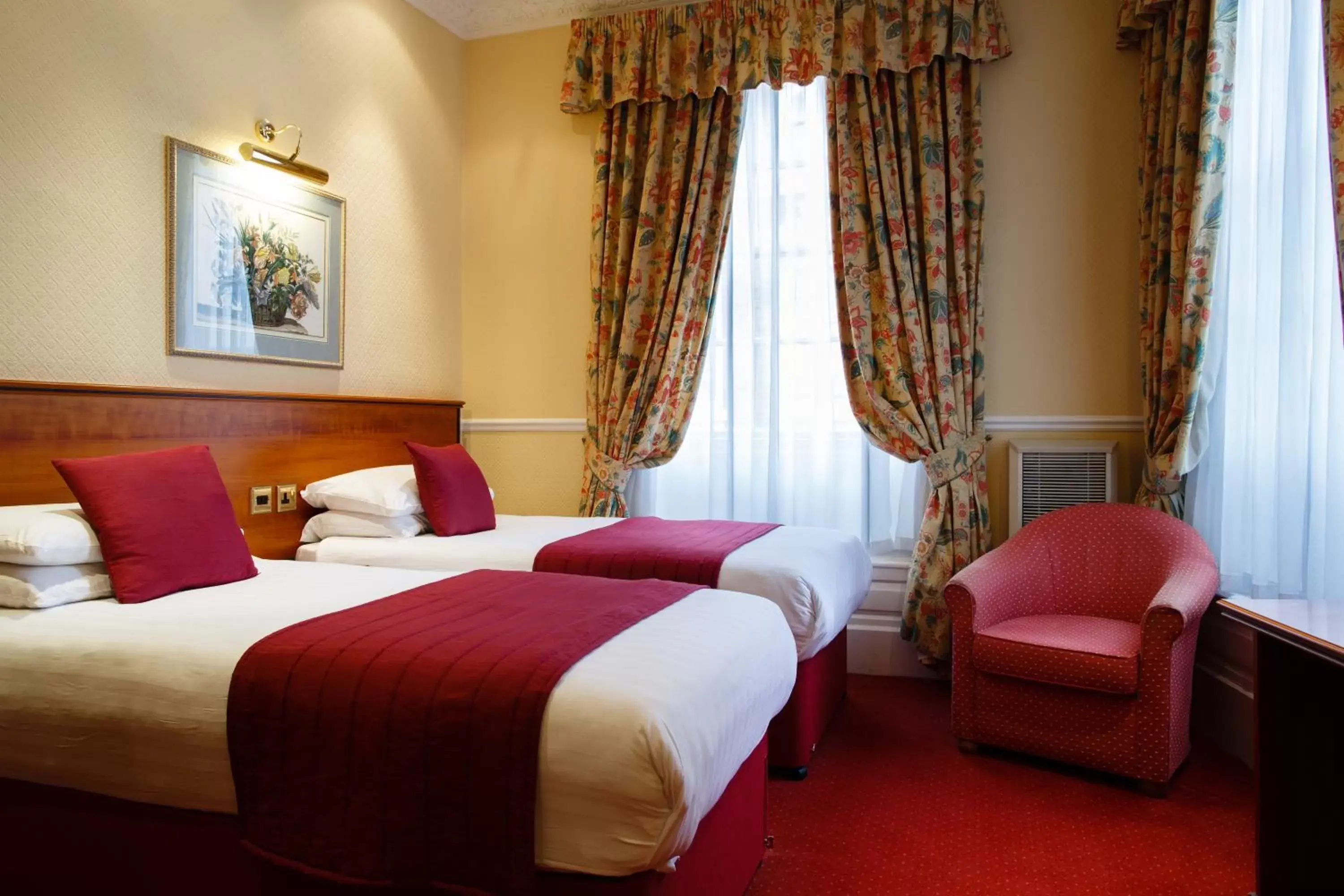 Bedroom, Bed in Best Western Lichfield City Centre The George Hotel