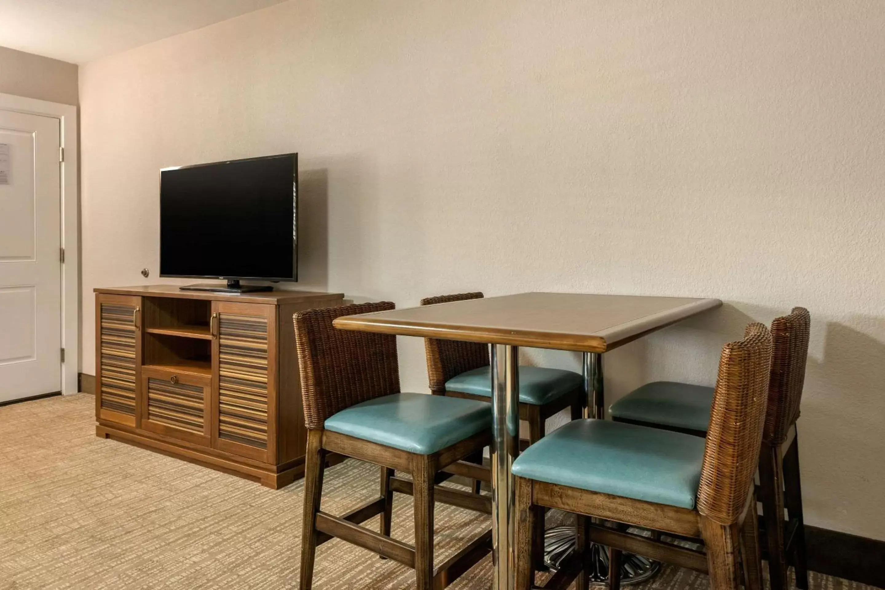 Photo of the whole room, TV/Entertainment Center in Seafarer Inn & Suites, Ascend Hotel Collection