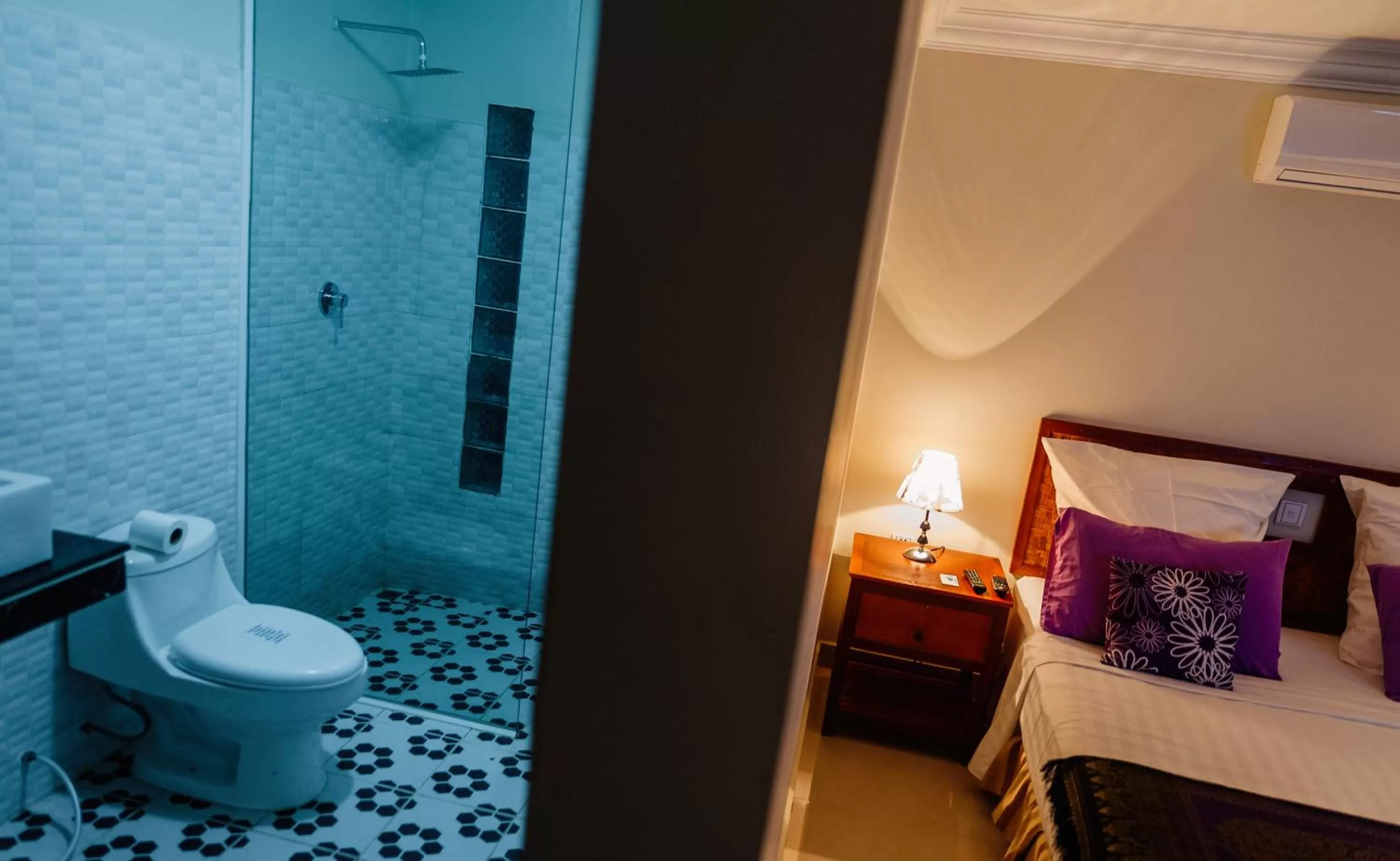 Photo of the whole room, Bathroom in Spayhiti