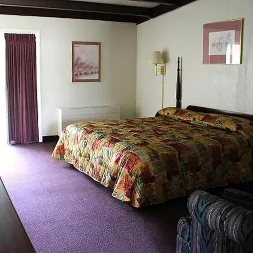 Photo of the whole room, Bed in Hometown Inn Staunton