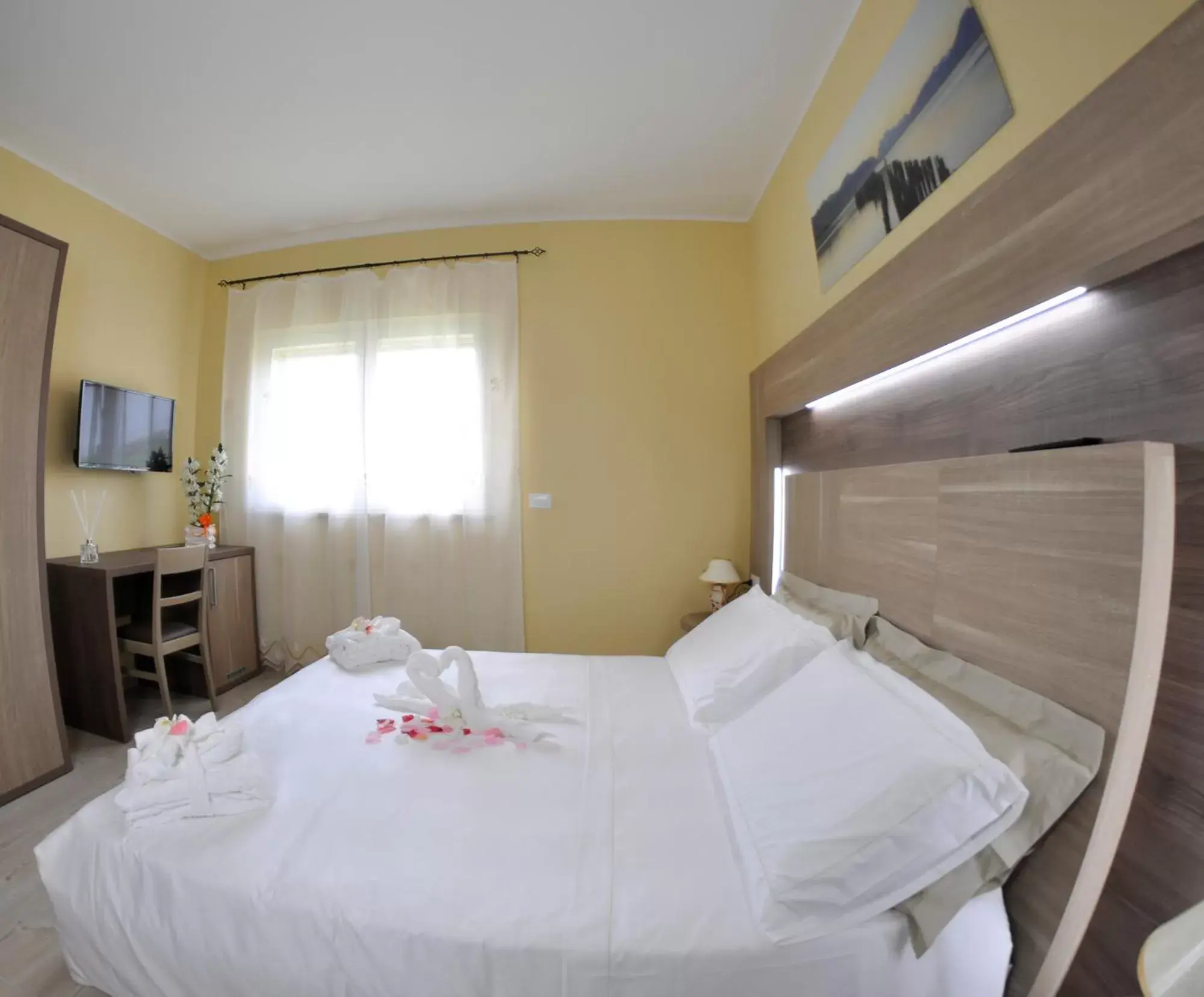 Bed in Cataleya Resort & Spa