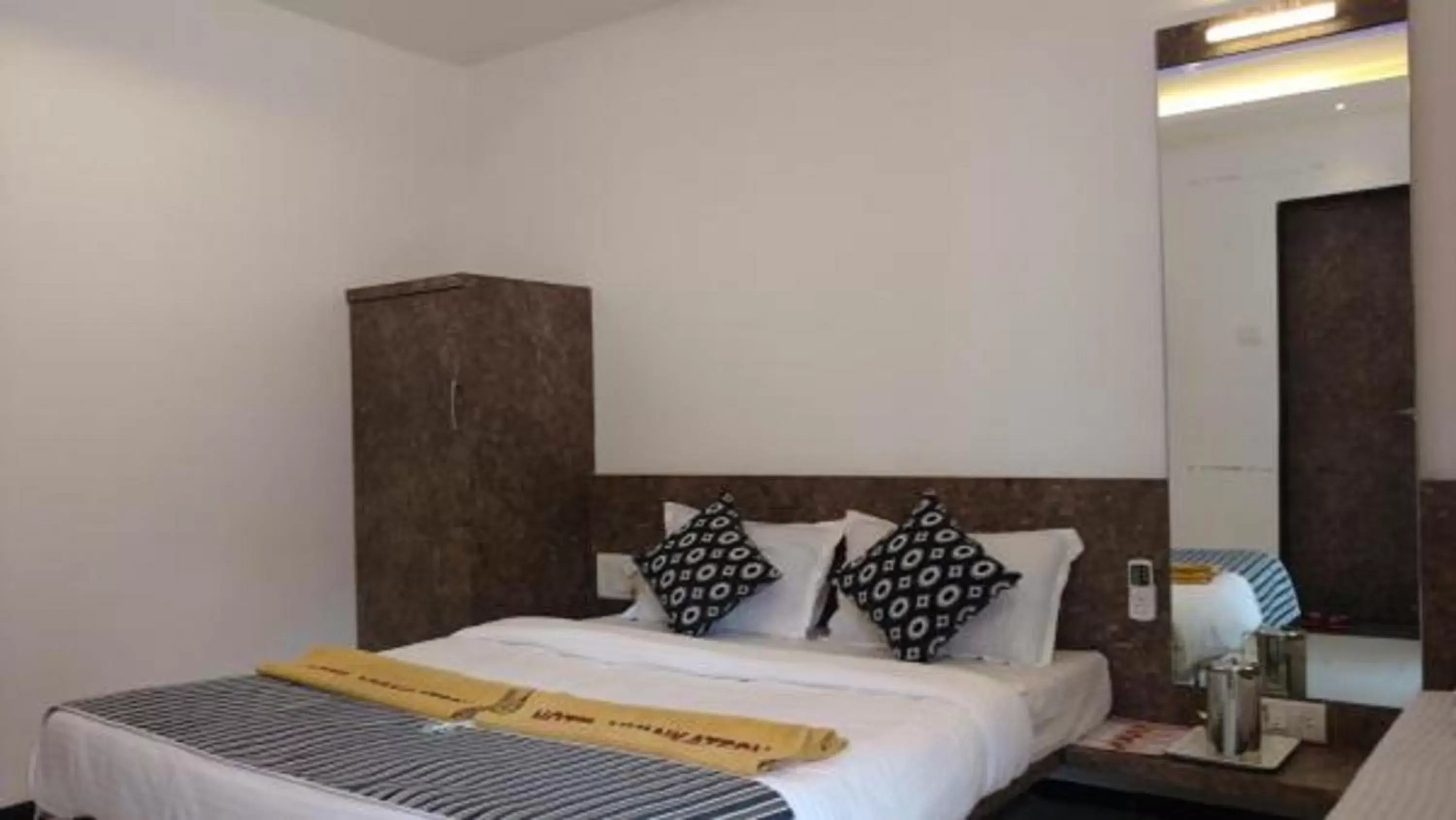 TV and multimedia in Hotel Vyankatesh & Pure Veg Restaurant TV and multimedia in Hotel Vyankatesh & Pure Veg Restaurant