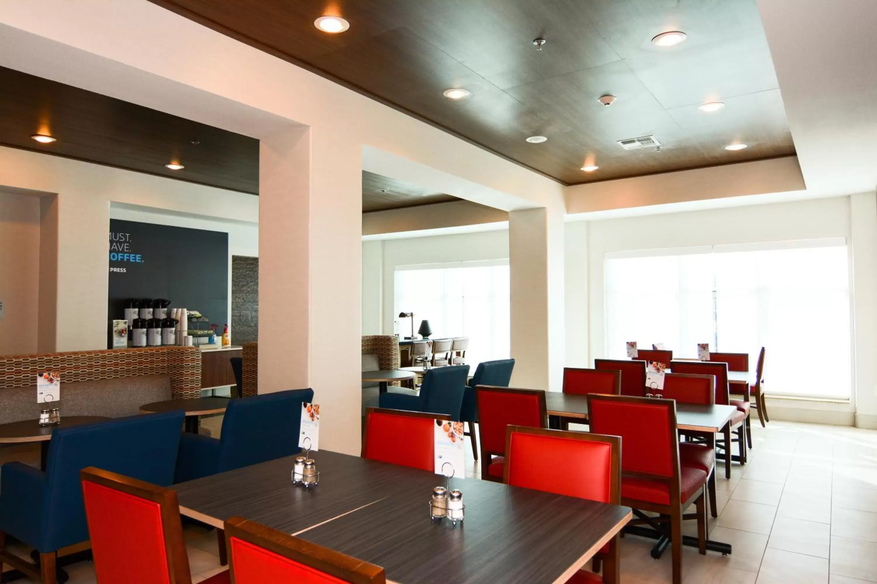 Breakfast, Restaurant/Places to Eat in Holiday Inn Express Hotel & Suites New Boston, an IHG Hotel