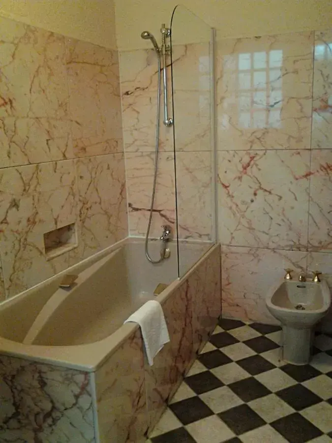 Bathroom in Chez LOUISETTE chambre