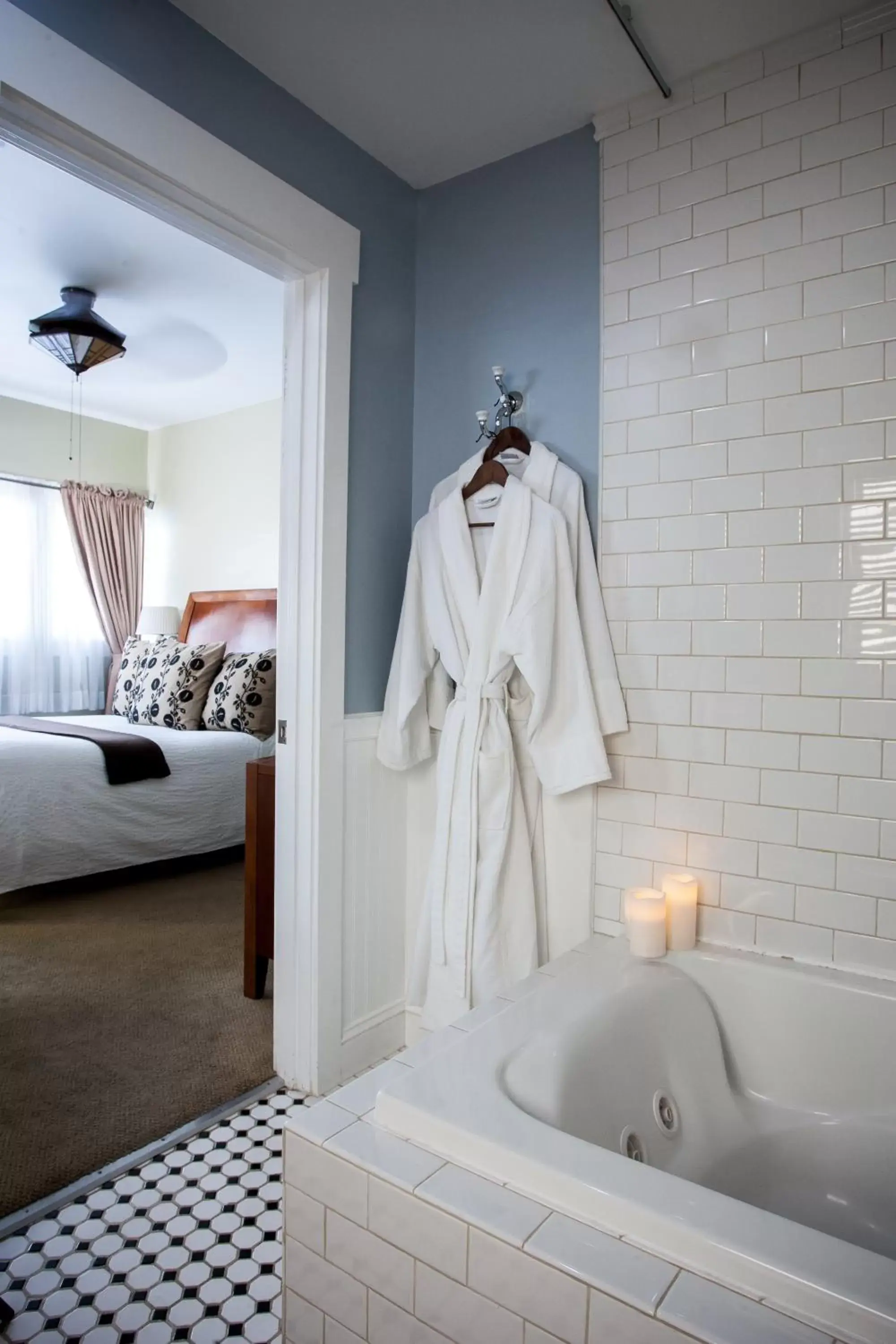 Bedroom, Bathroom in Craftsman Inn