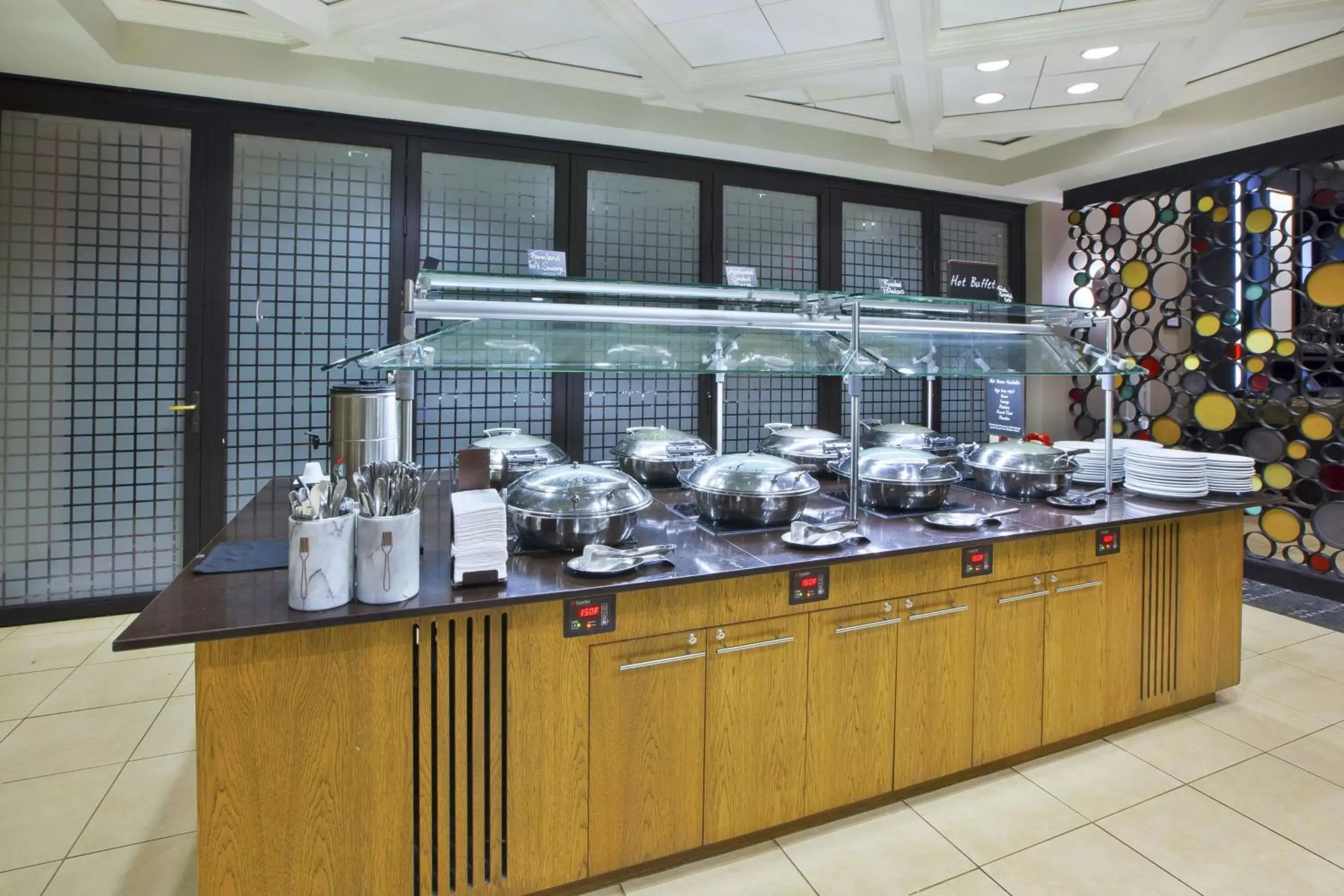 Dining area, Kitchen/Kitchenette in Embassy Suites Columbus - Airport