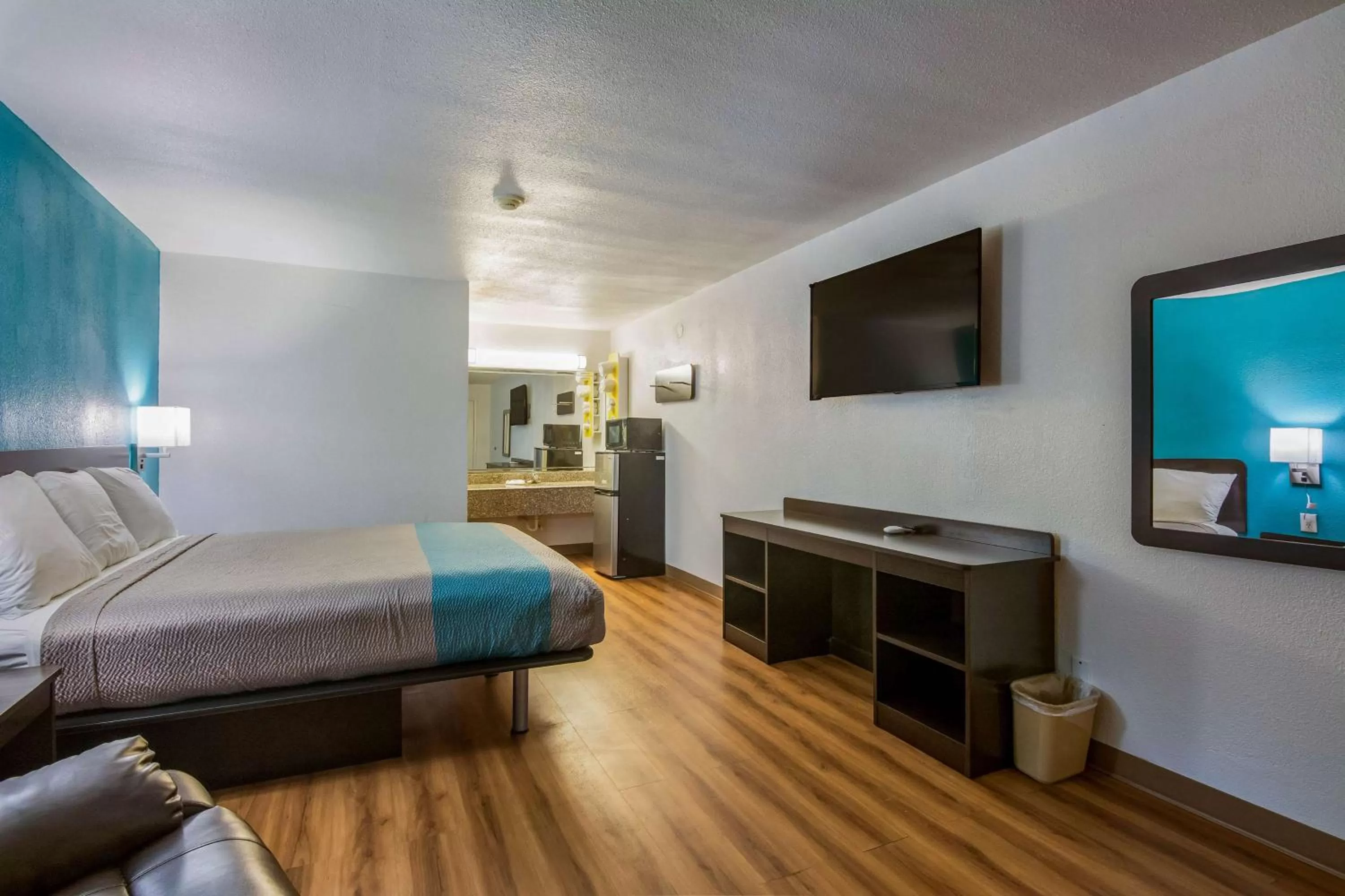 TV and multimedia, Bed in Motel 6-Freeport, TX