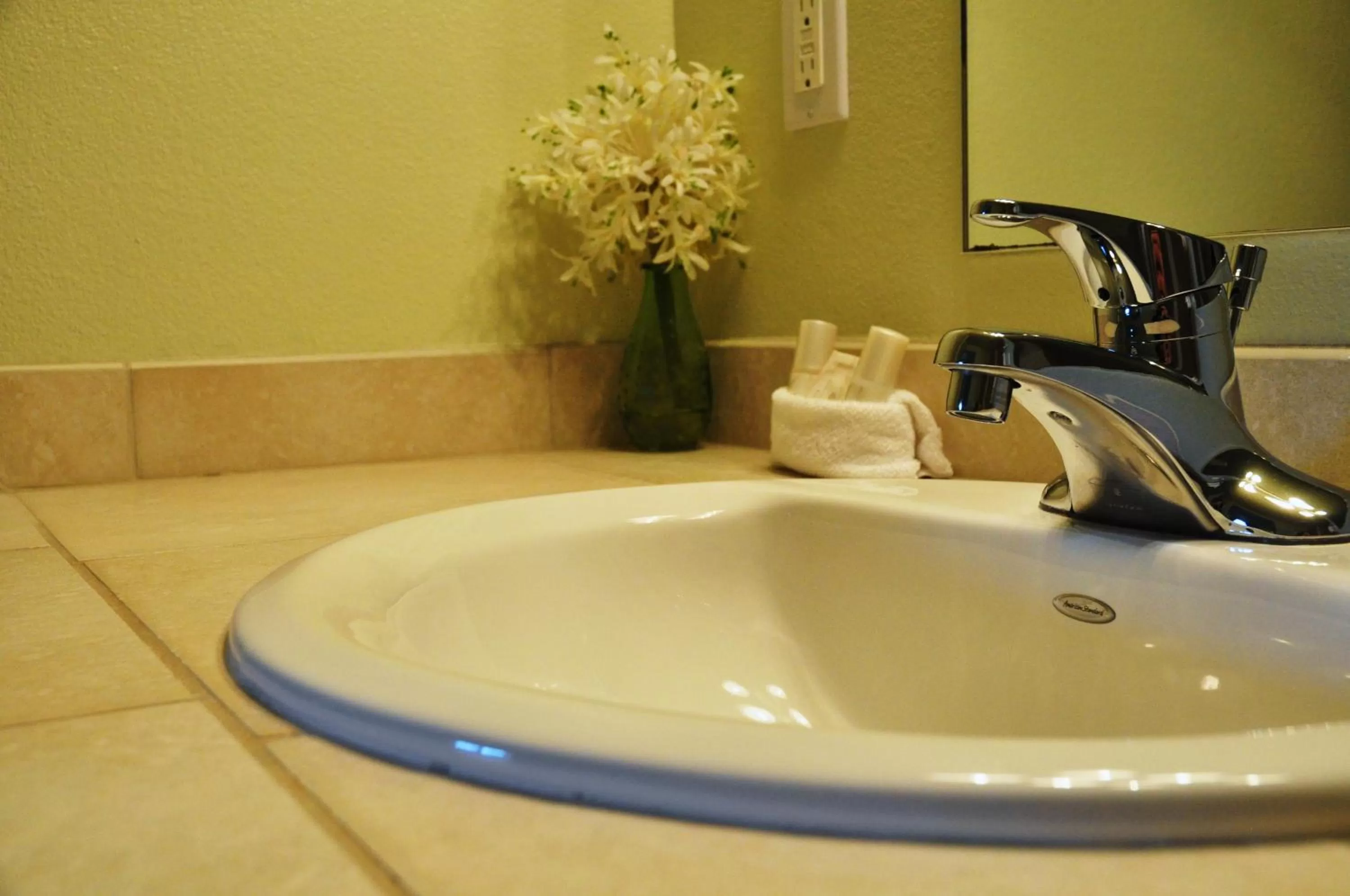 Bathroom in Anacortes Ship Harbor Inn