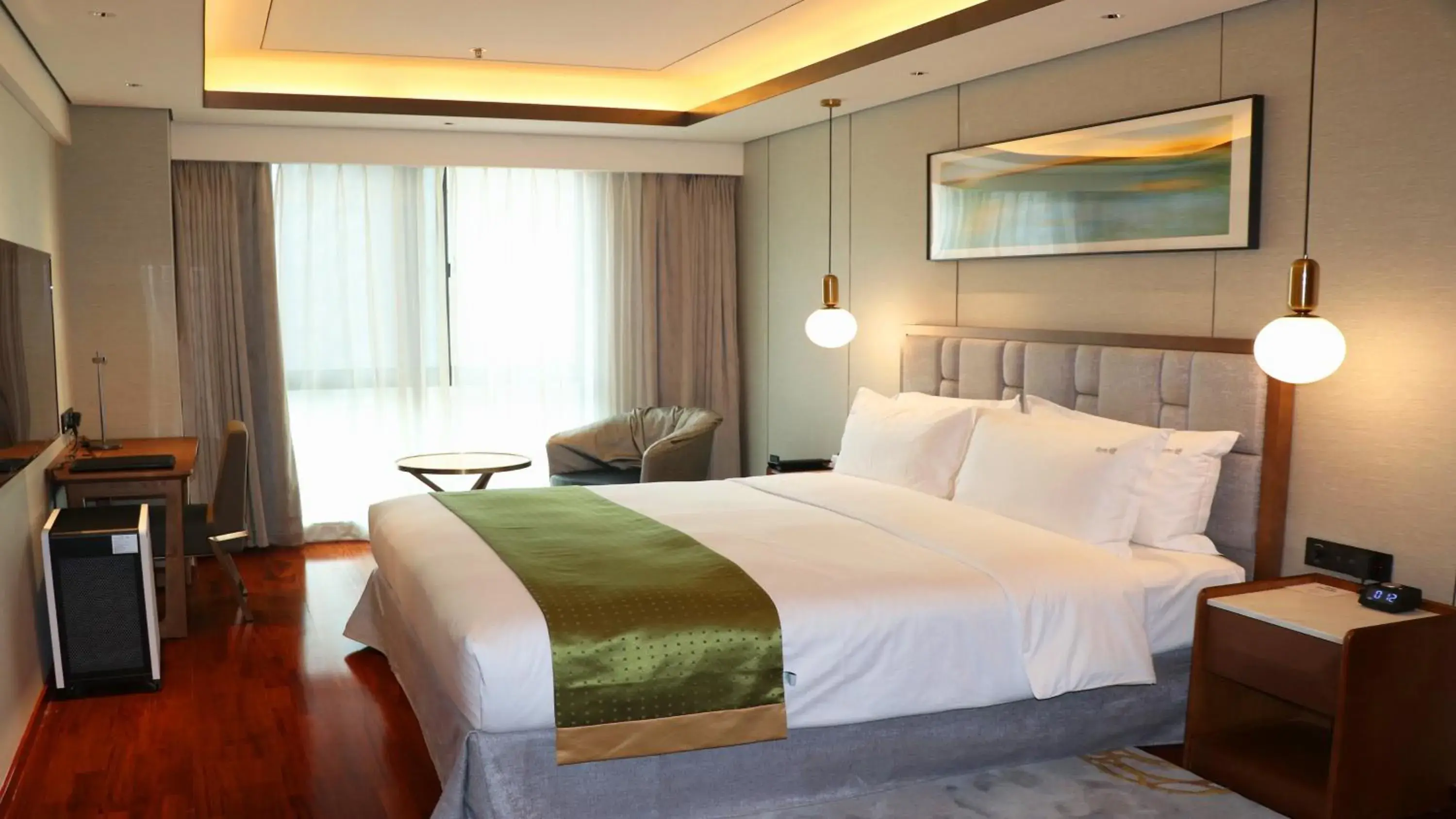 Photo of the whole room, Bed in Holiday Inn Suites Xi'an High-Tech Zone, an IHG Hotel Photo of the whole room, Bed in Holiday Inn Suites Xi'an High-Tech Zone, an IHG Hotel