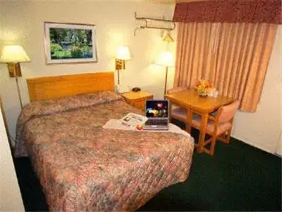 Bedroom, Bed in Americas Best Value Inn Eugene