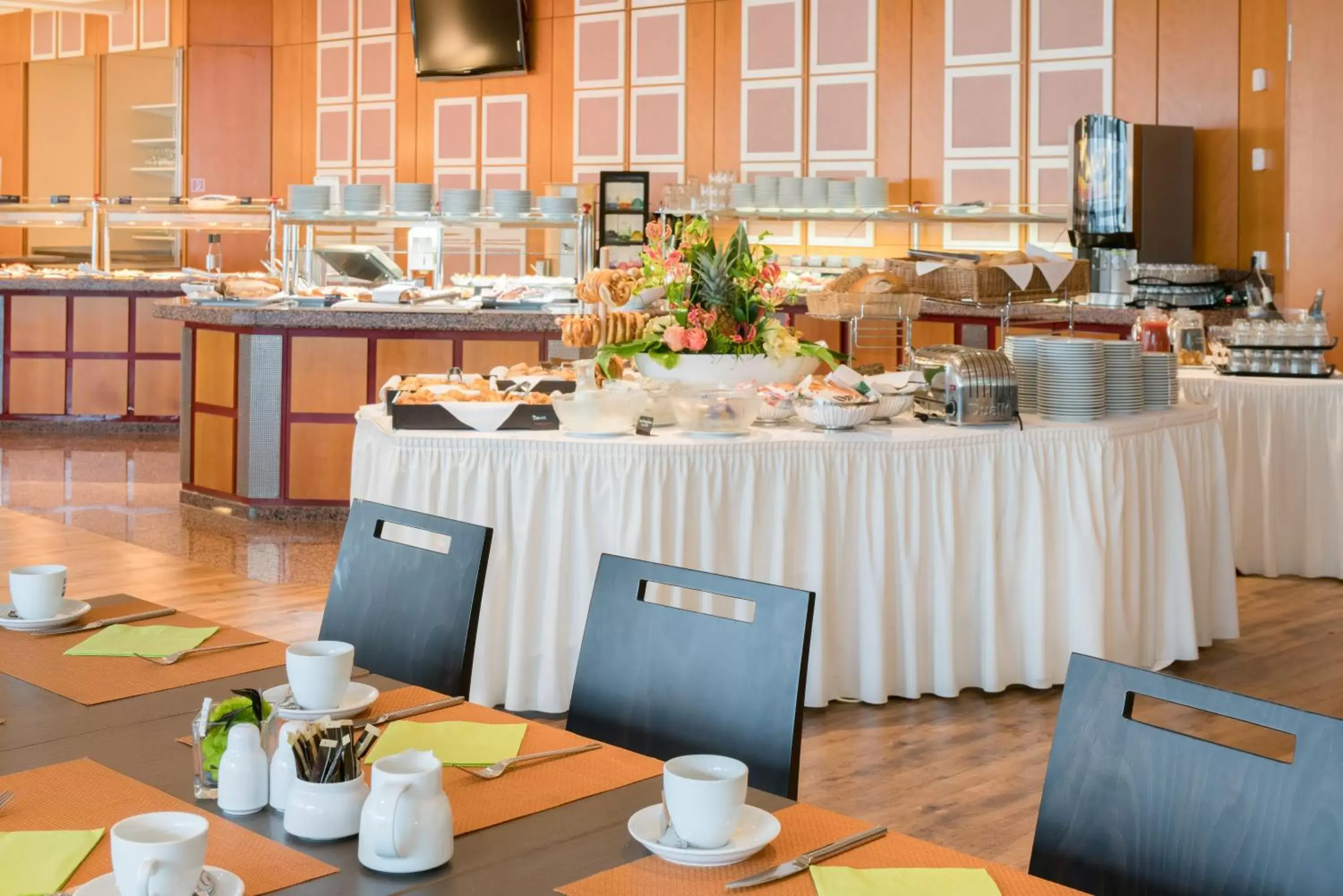 Buffet breakfast, Restaurant/Places to Eat in Best Western Plus Hotel Am Schlossberg