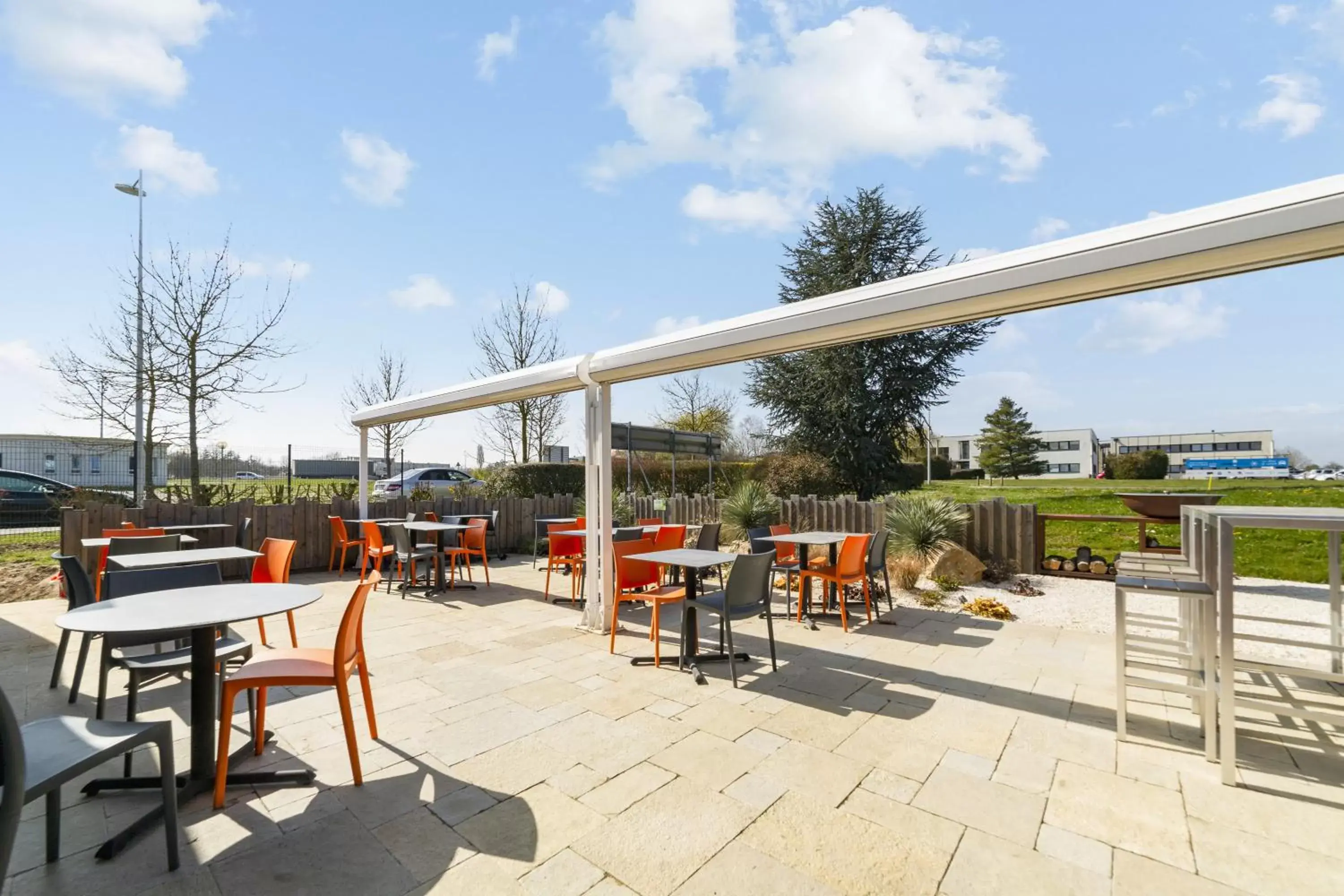 Patio, Restaurant/Places to Eat in Campanile Chartres