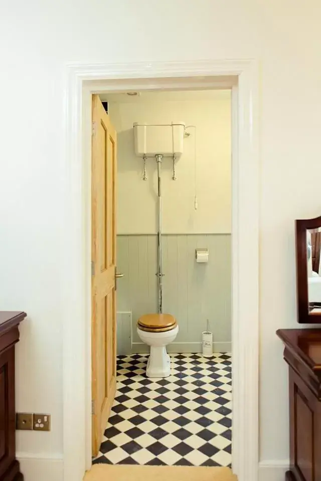 Shower, Bathroom in Kings Arms Hotel