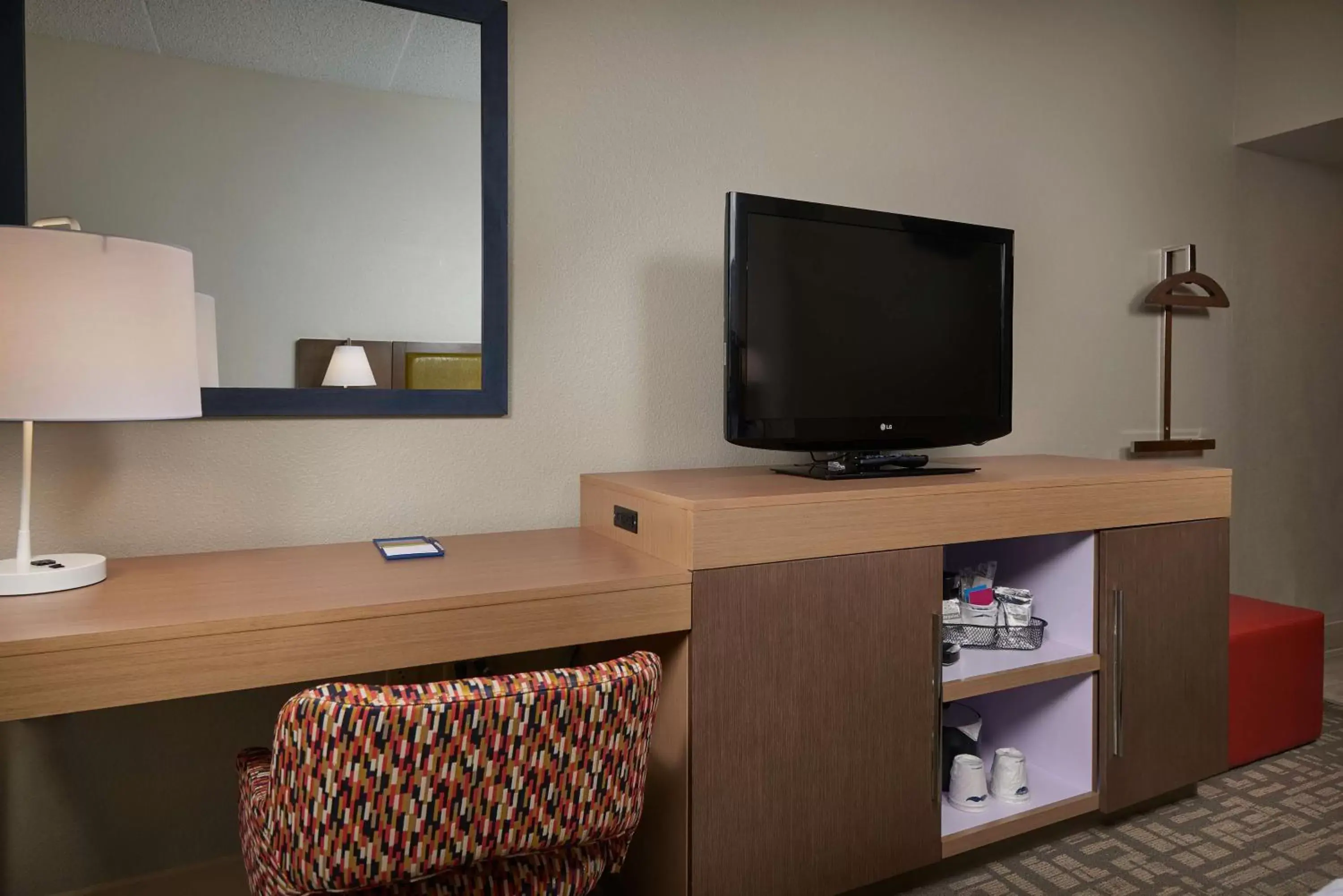 Bedroom, TV/Entertainment Center in Hampton Inn Phoenix/Anthem