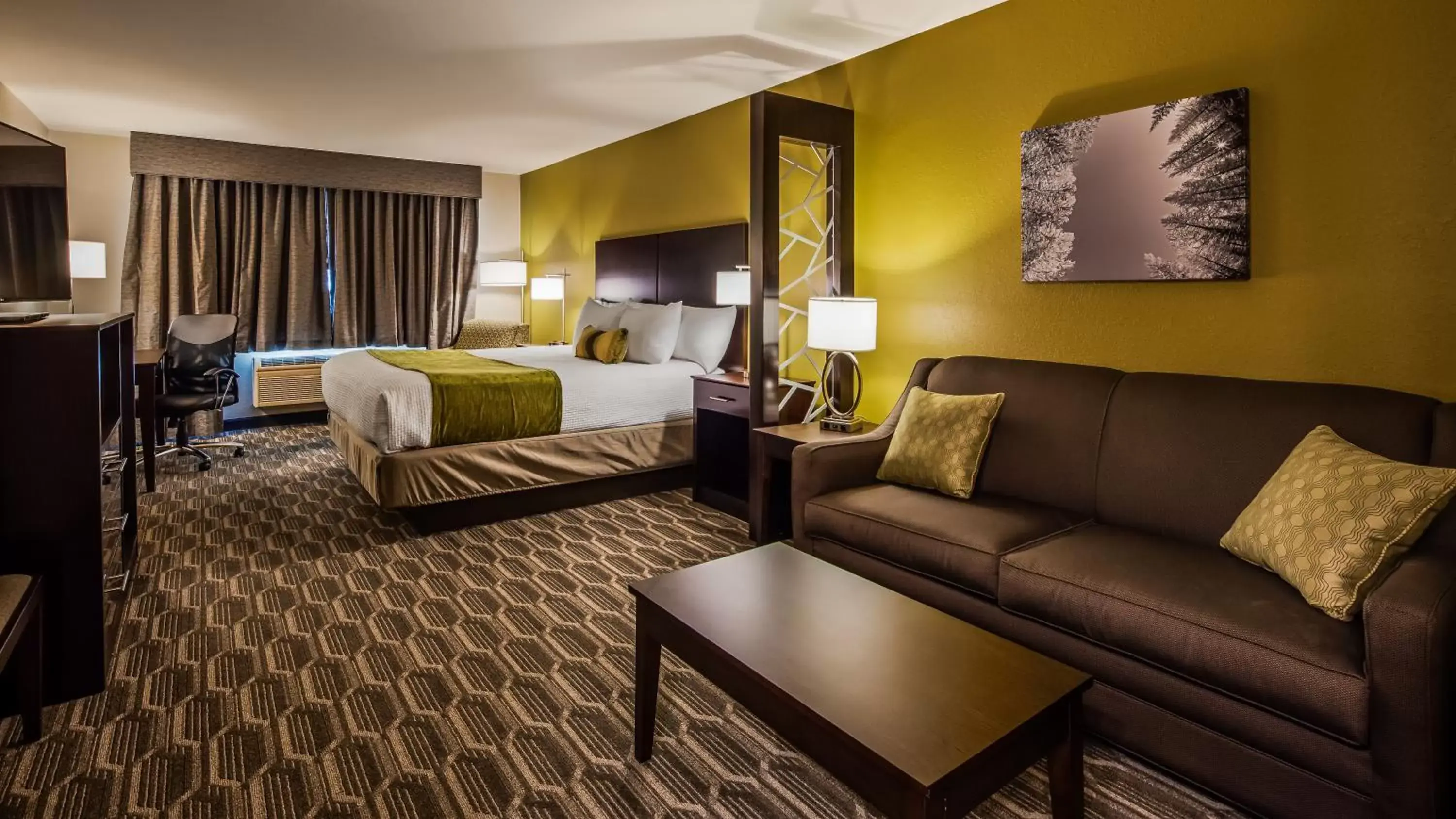 Bedroom in Best Western Plus Wenatchee Downtown Hotel
