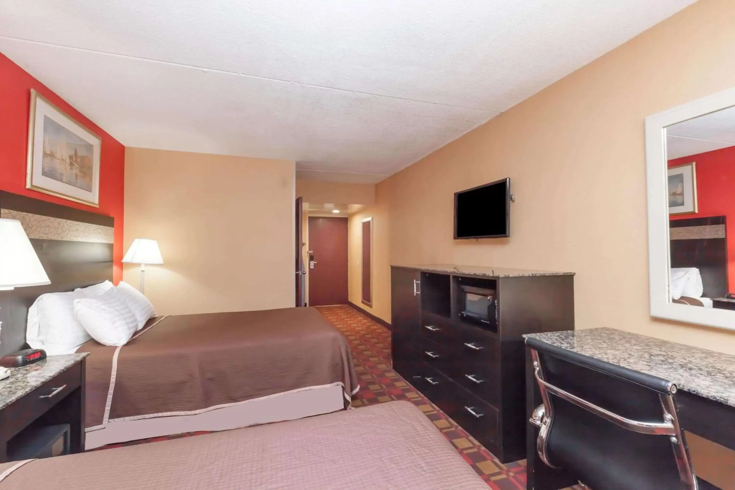 Photo of the whole room, TV/Entertainment Center in Howard Johnson by Wyndham Newark Airport