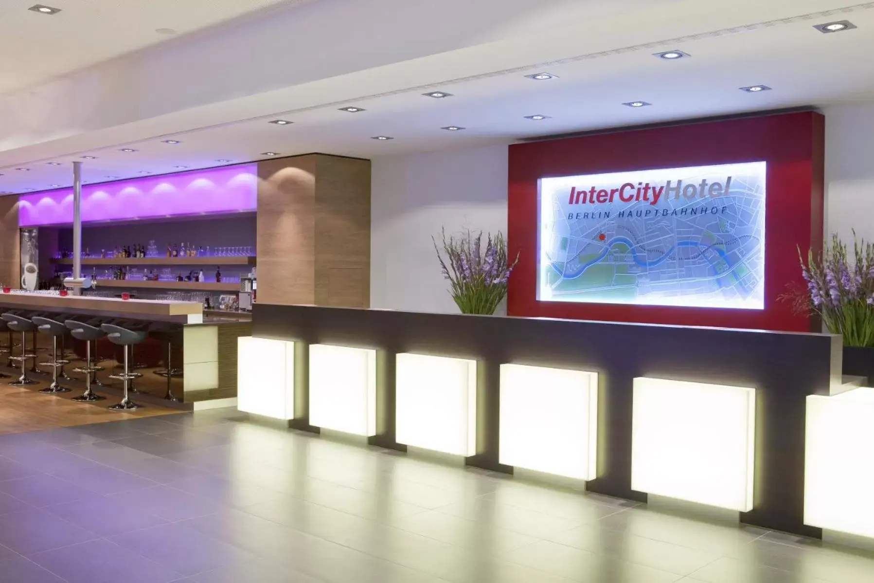 Lobby or reception in IntercityHotel Berlin Hauptbahnhof