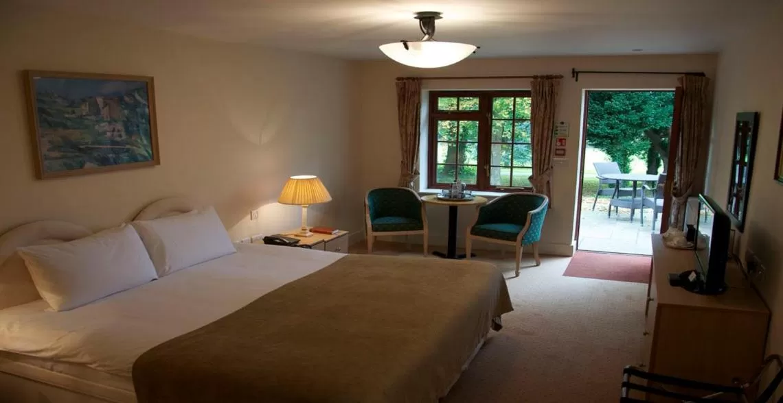 Day, Bed in Donnington Grove Hotel & Golf Club