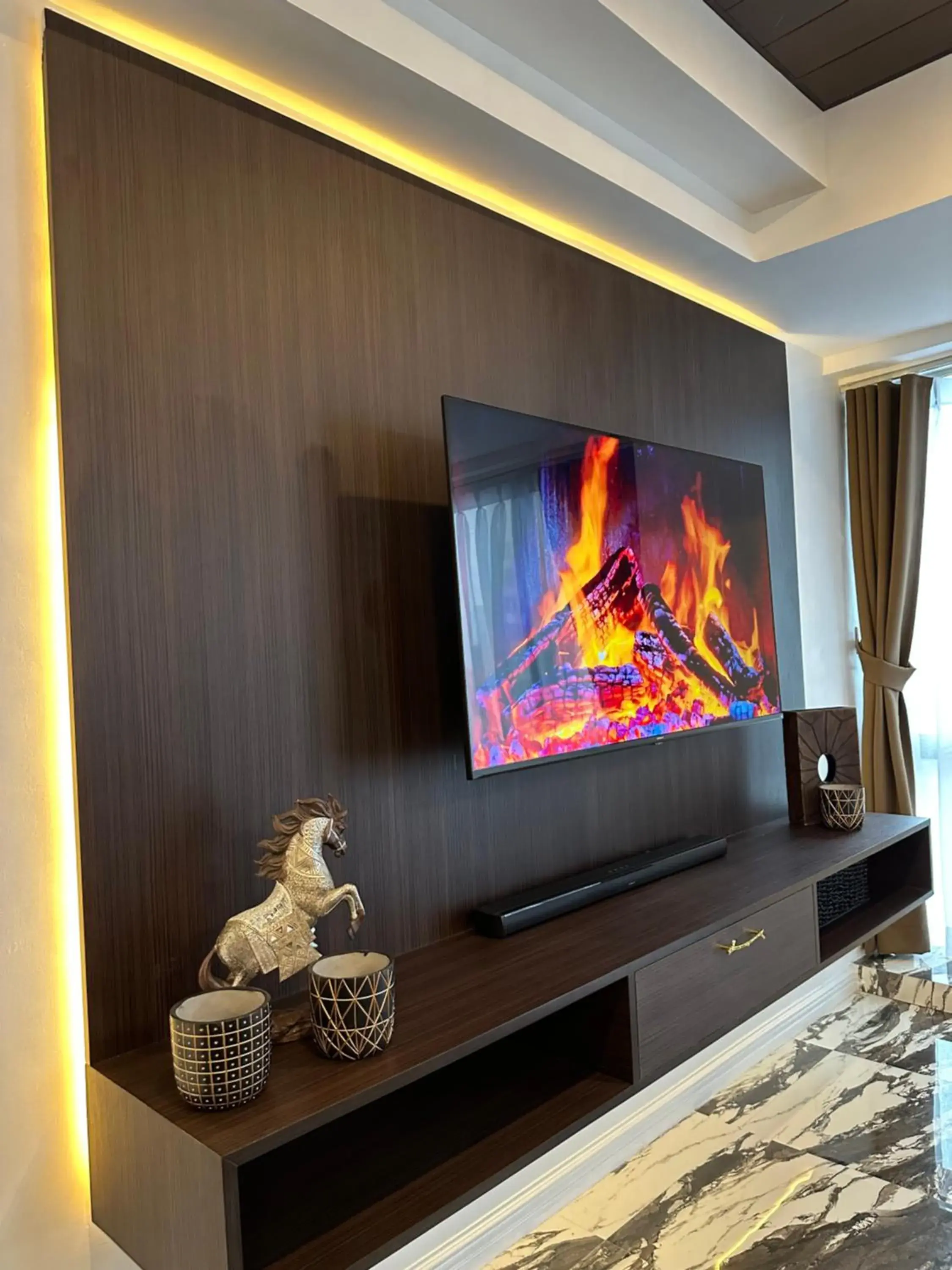 Communal lounge/ TV room, TV/Entertainment Center in Mpt Suites