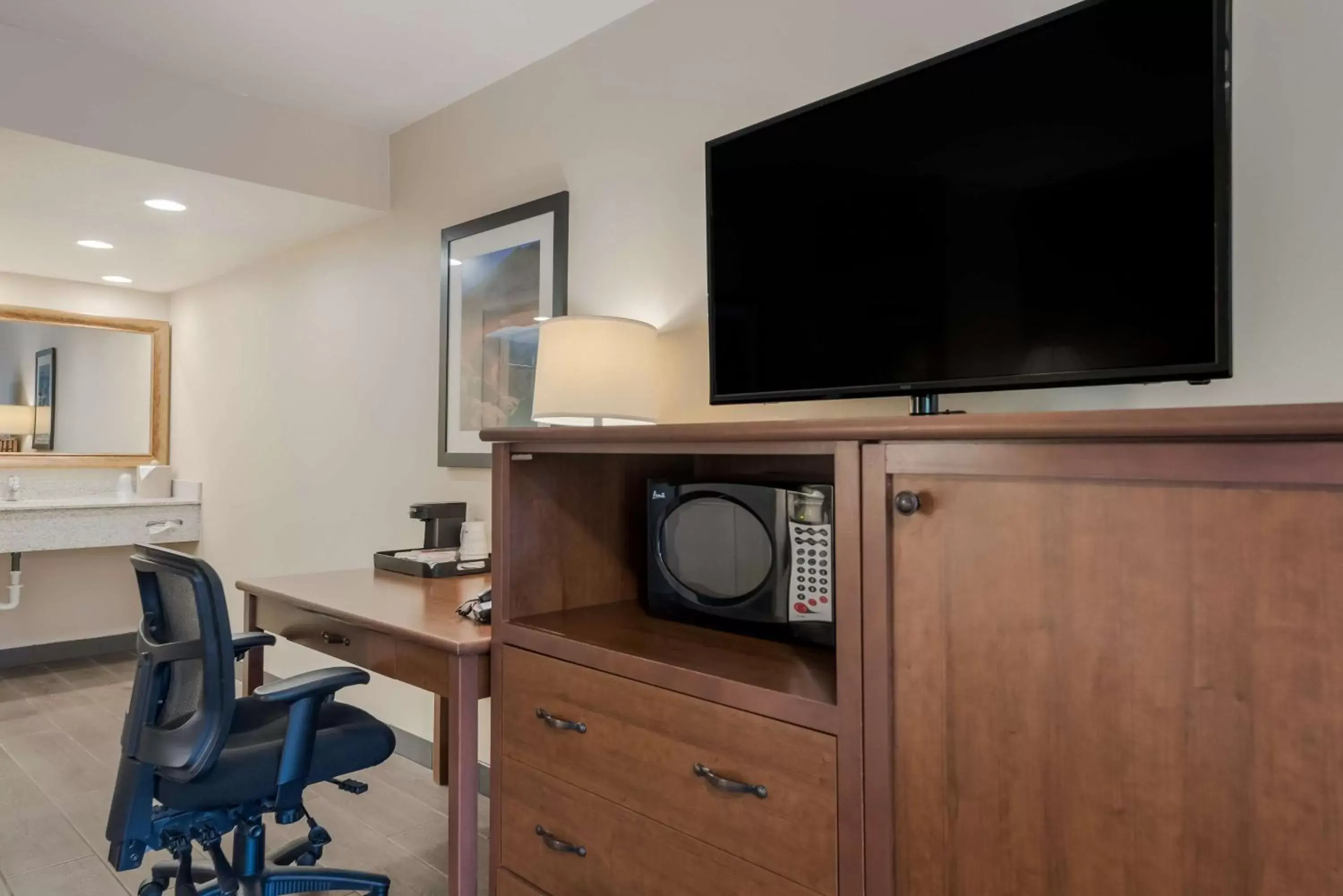Bedroom, TV/Entertainment Center in Best Western Town and Country Inn